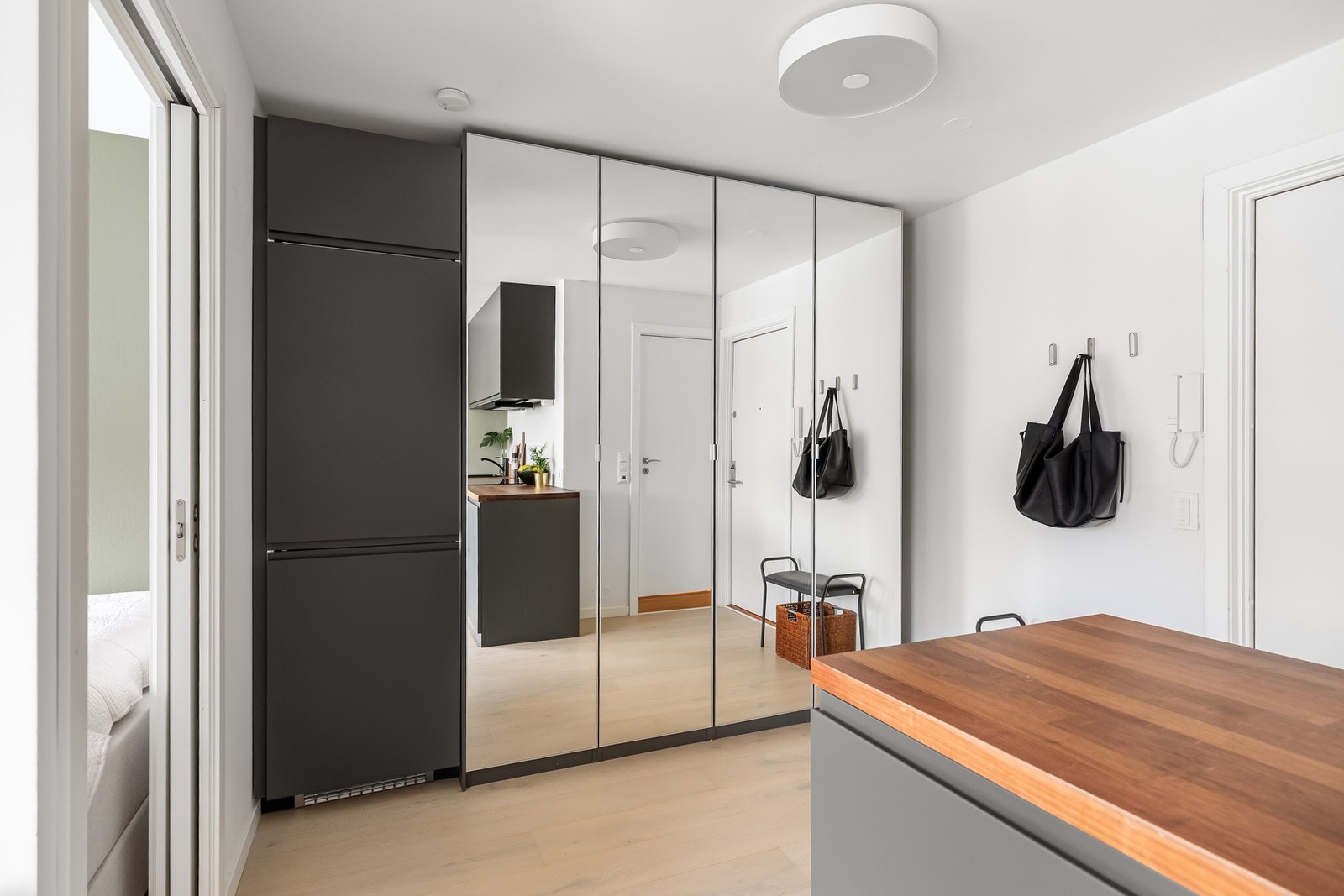 I regi av dagens eier er det etablert en romslig garderoberekke - Integrert kjøl-/fryseskap. Galleribilde