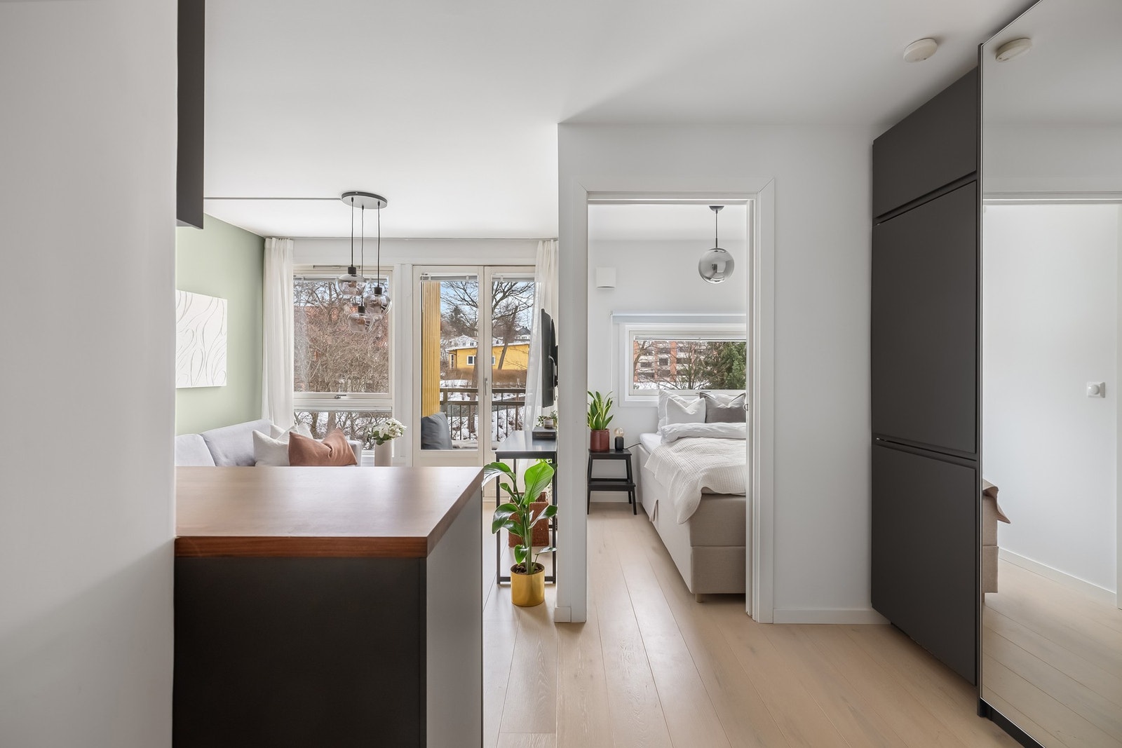 Enstavs parkett fra 2022 og leiligheten ble malt i en delikat og tidsriktig fargepalett i 2024 - Varmtvann inkludert i felleskostnadene. Galleribilde