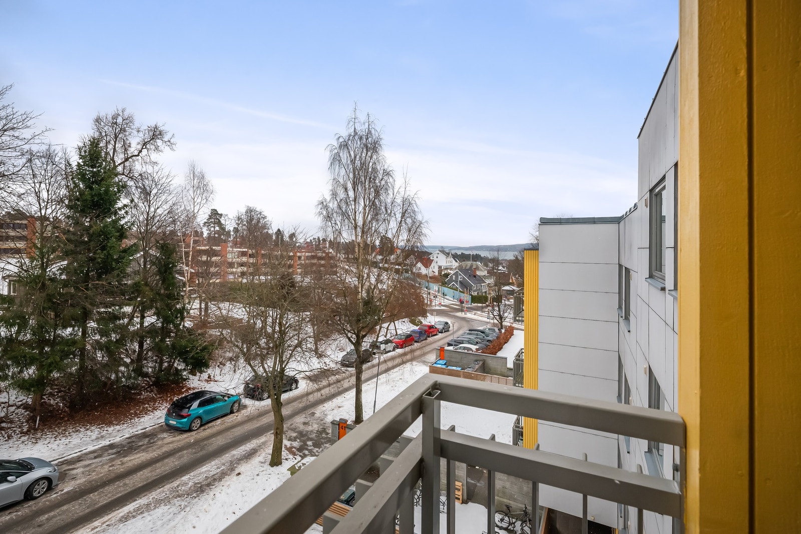 Balkong med sol fra første morgentime og frem til ca. kl. 13:00 midtsommers. Galleribilde