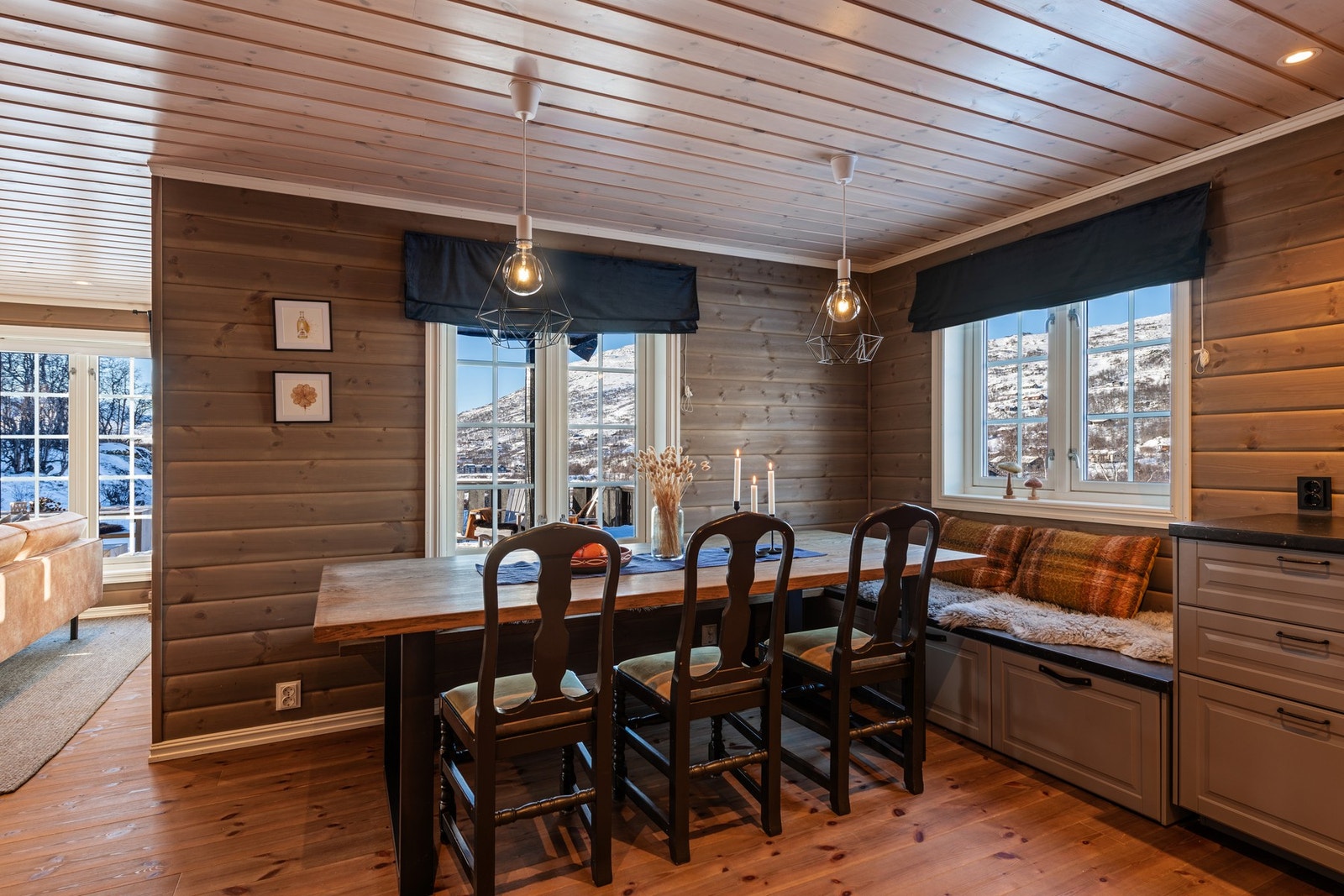 Praktisk sittebenk på kjøkkenet, med oppbevaringsplass Galleribilde