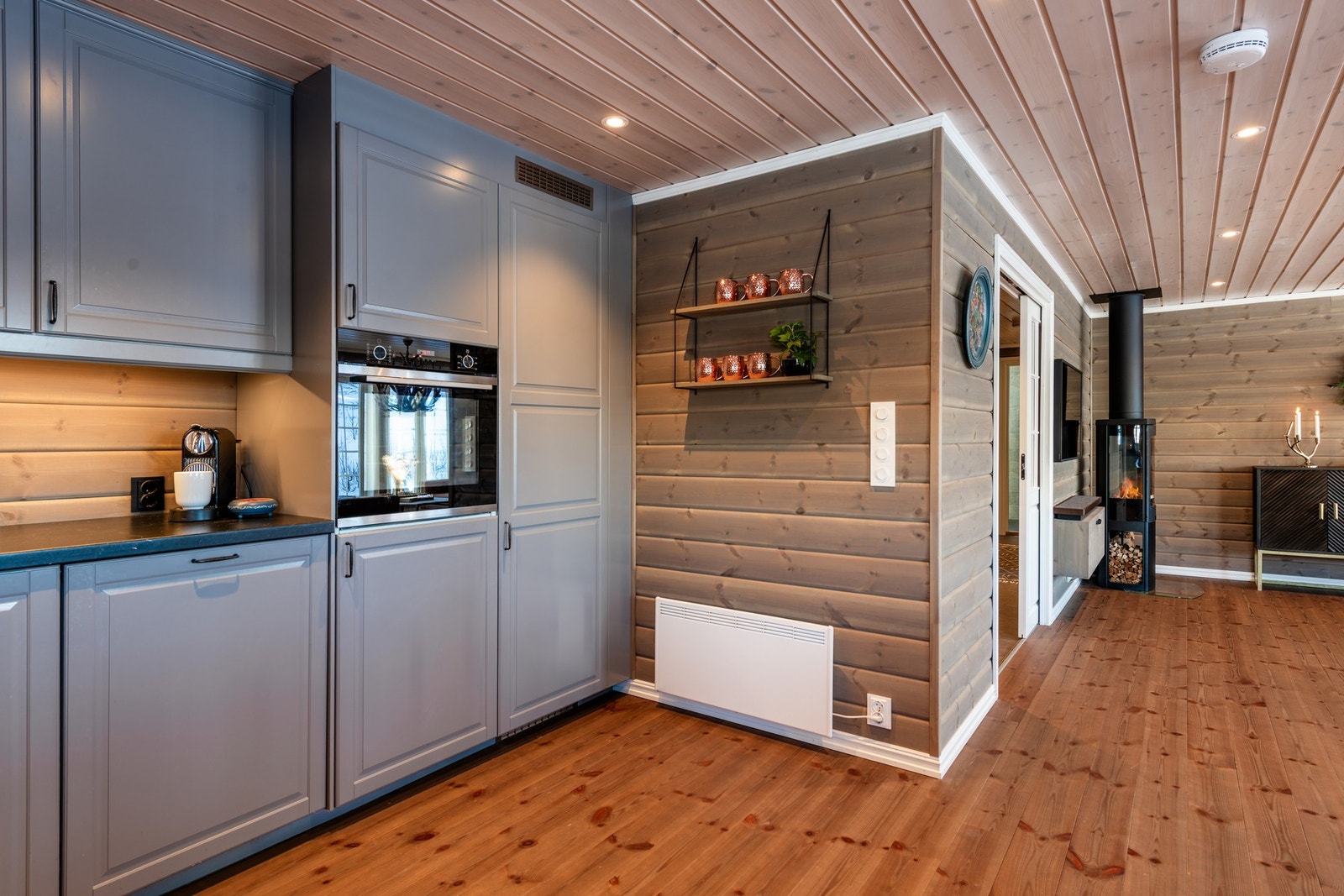 Nyt en rolig morgenstund med en rykende kopp kaffe Galleribilde