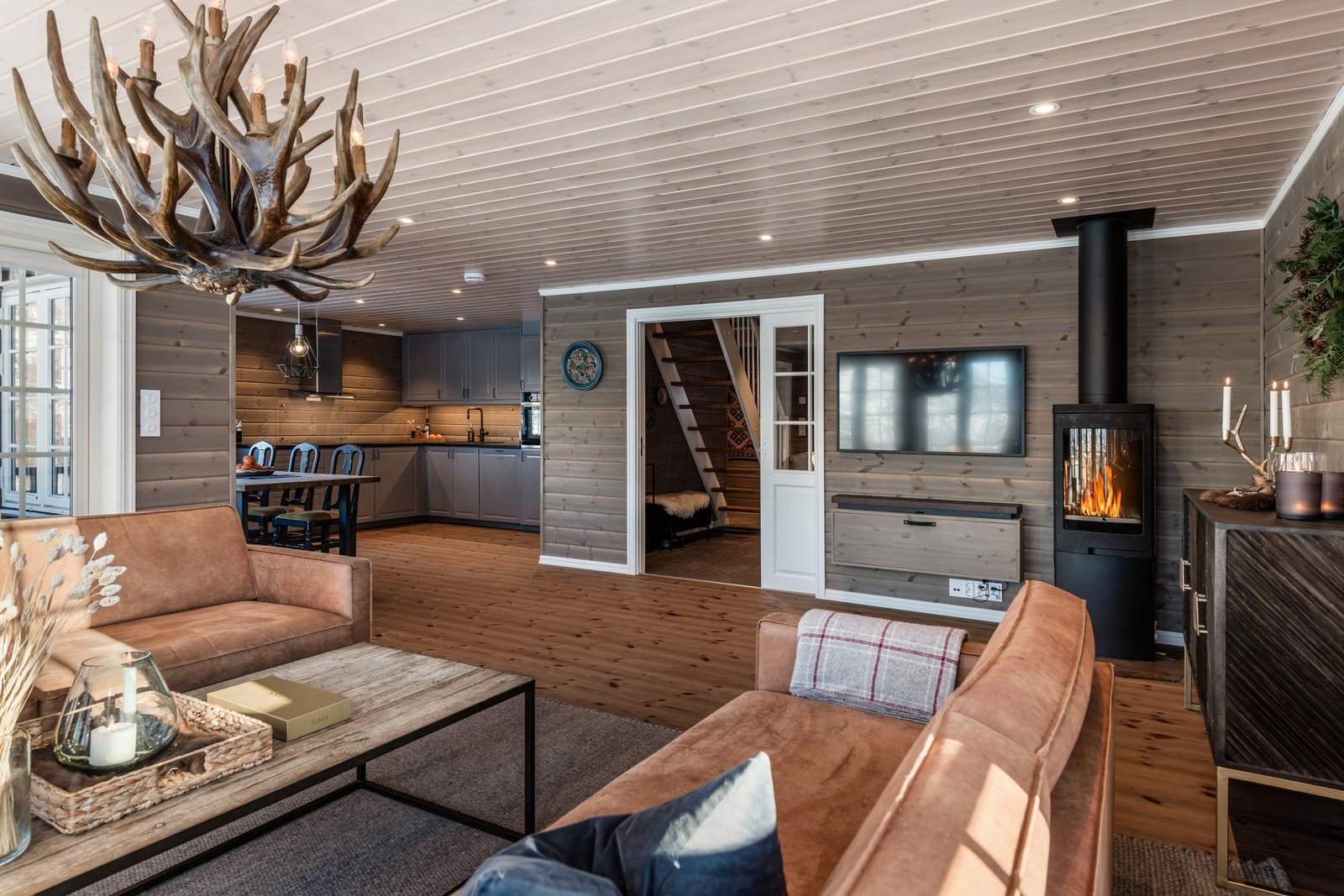 Åpen løsning mellom stue, kjøkken og spisestue Galleribilde