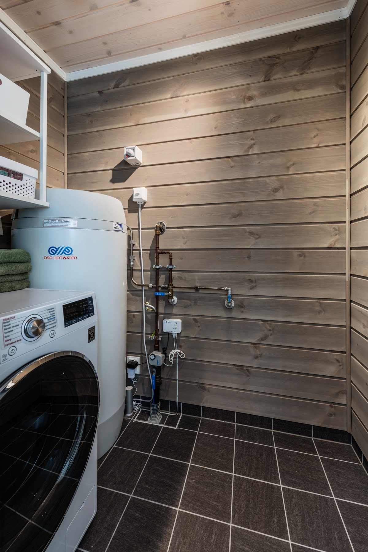 Teknisk rom med opplegg for vaskemaskin Galleribilde