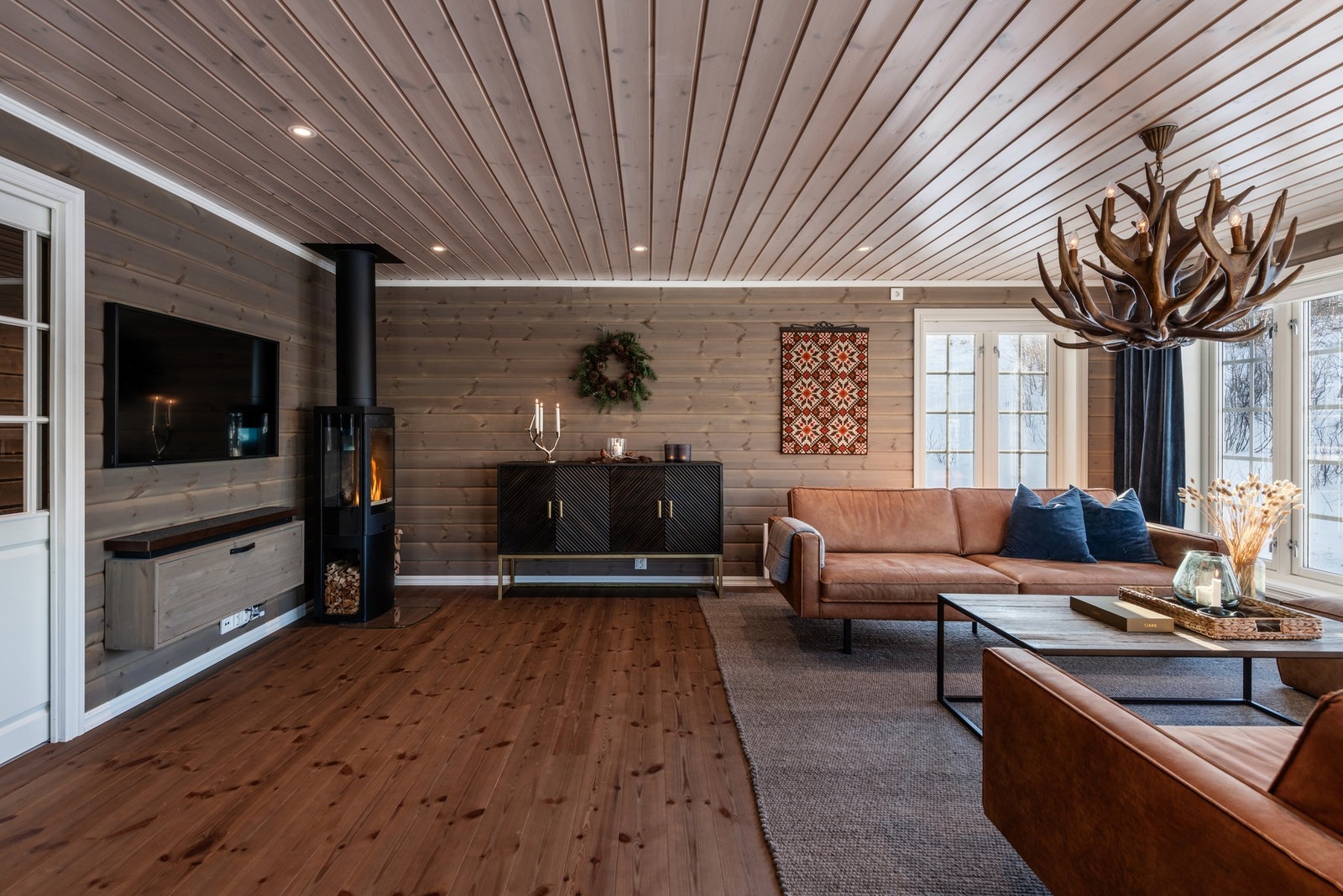 Stuen gir rom når hytten fylles med latter og liv Galleribilde