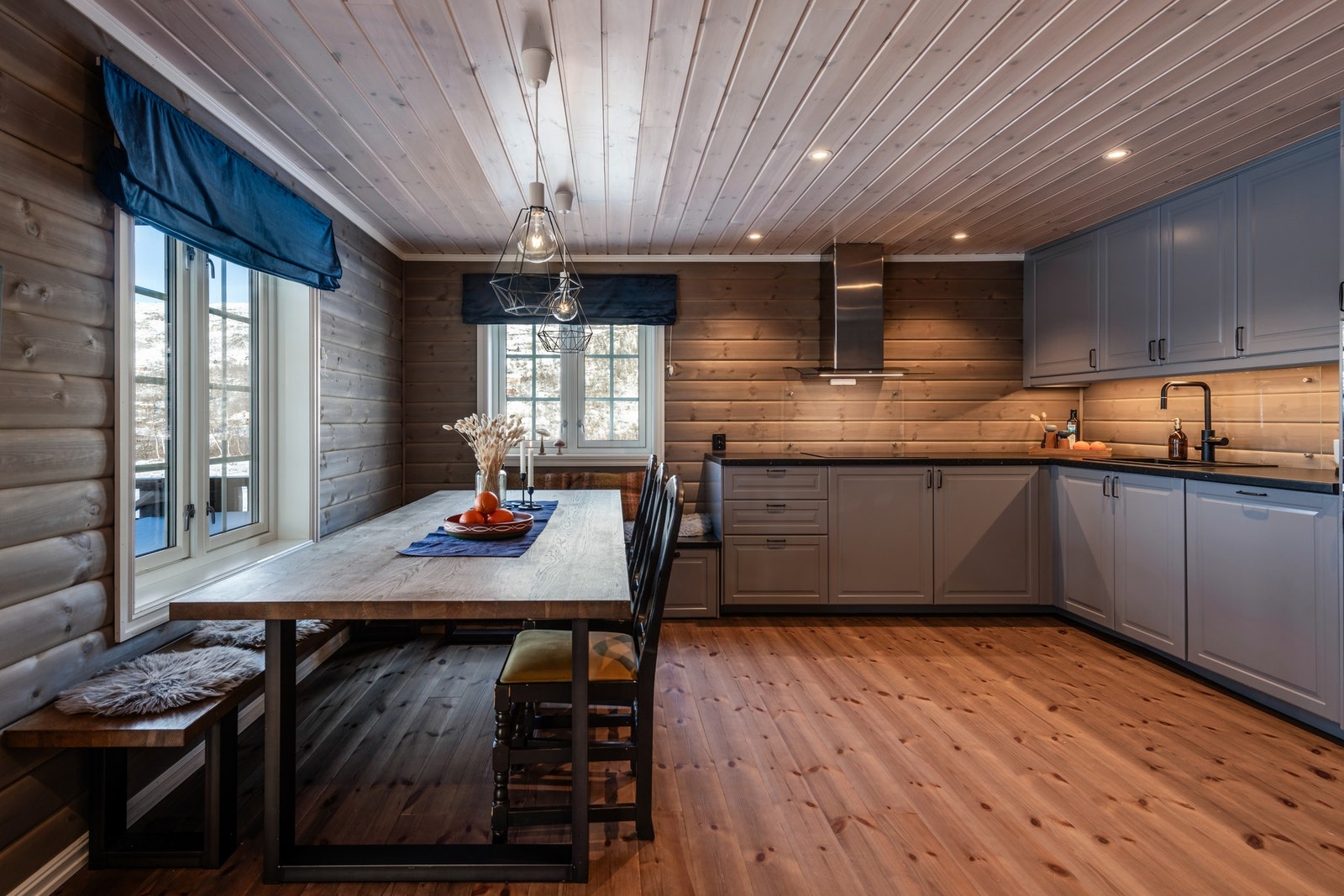 Lekkert kjøkken med integrerte hvitevarer Galleribilde