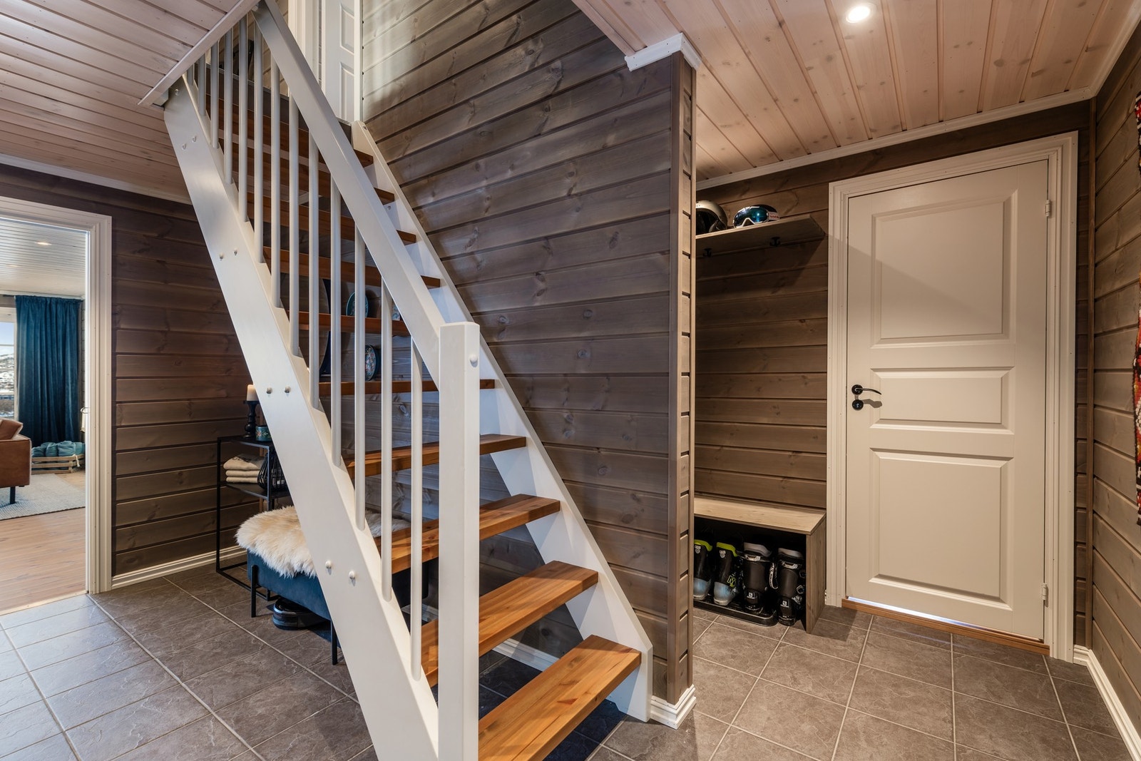 Opp trappen kommer man til hyttens hems Galleribilde