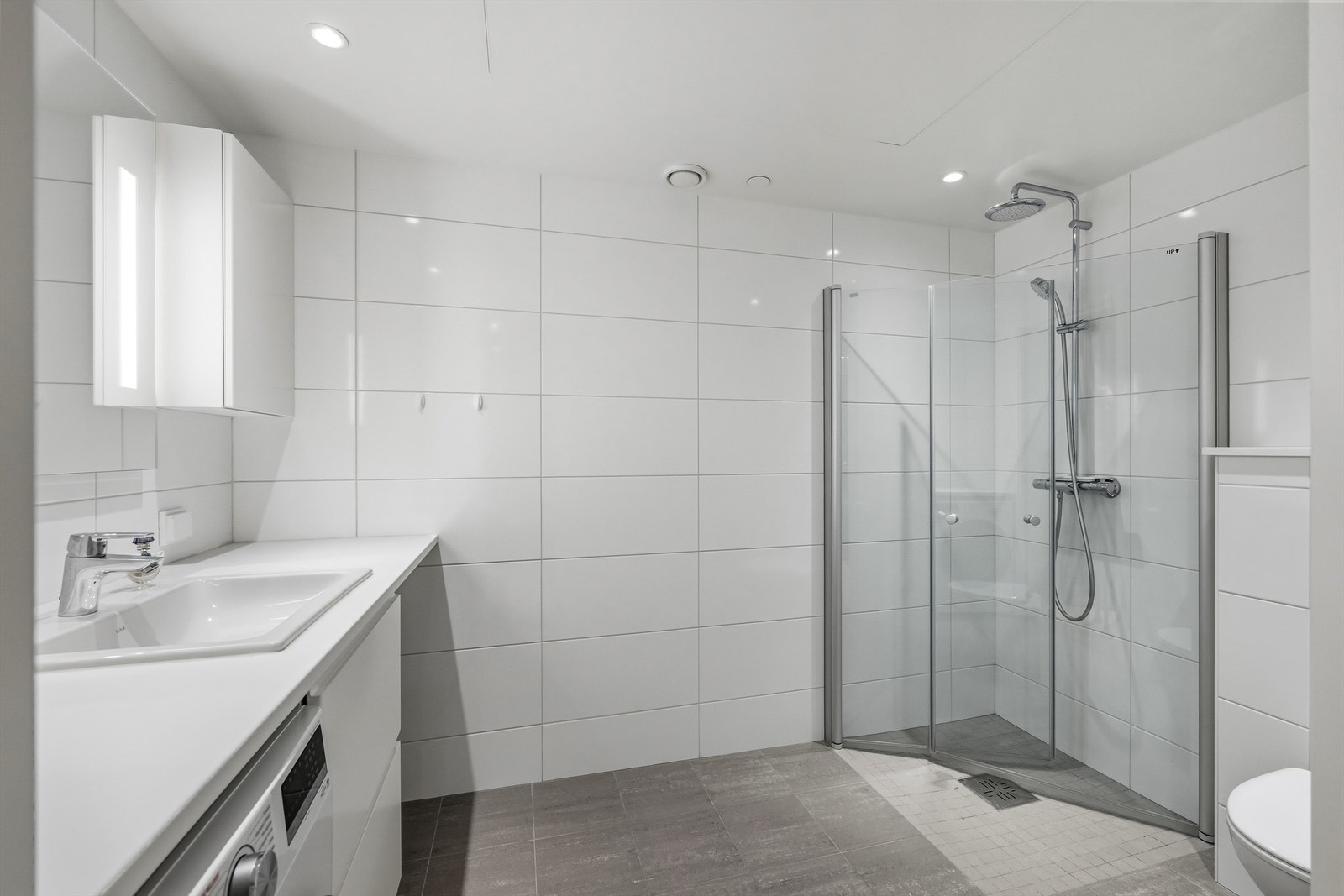 Det er god oppbevaringsplass i vegghengt skap, samt underliggende skuffeseksjoner. Galleribilde