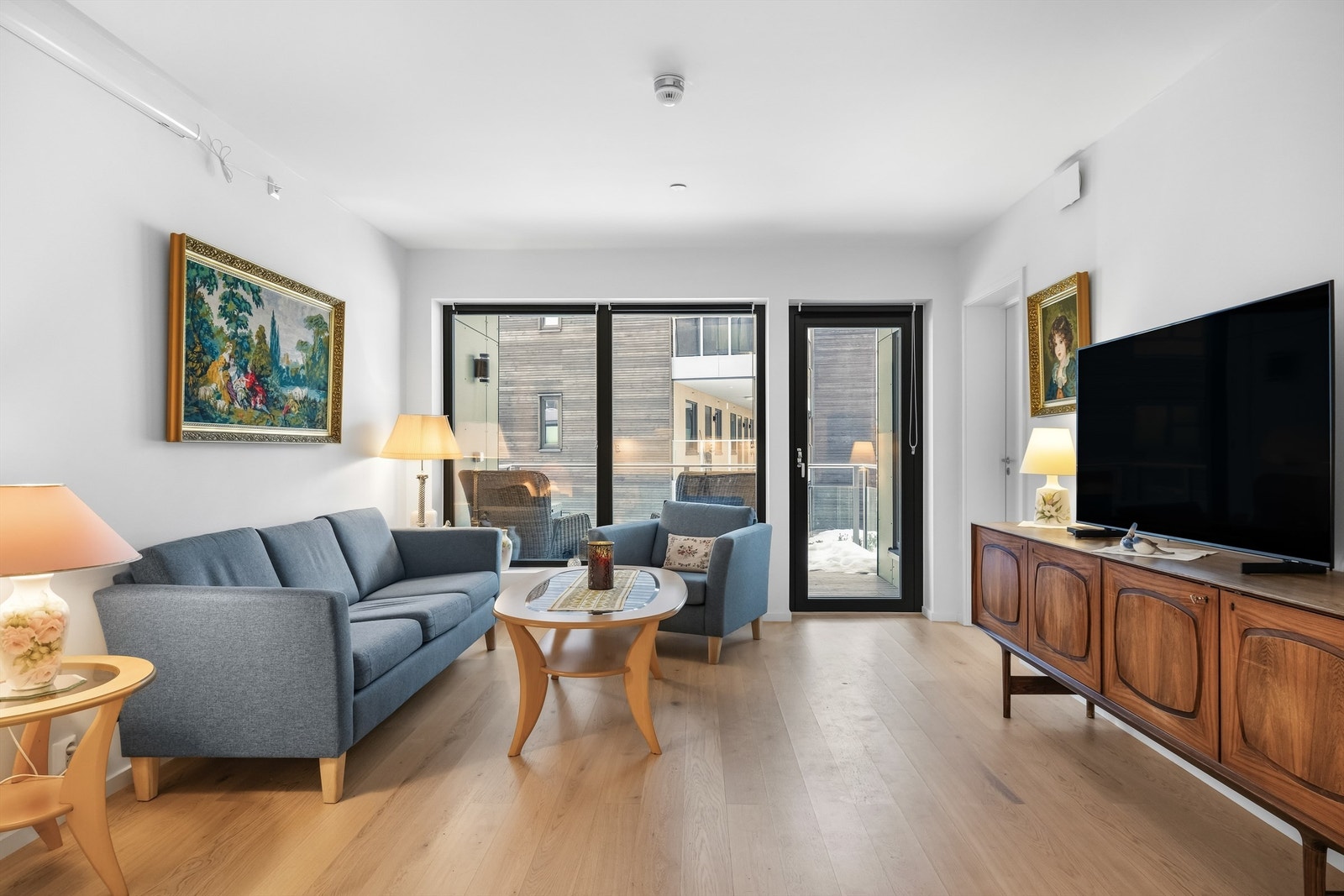 Stuen og kjøkkenet ligger i en åpen løsning og danner et innbydende allrom, med godt lysinnslipp fra de store vindusflatene Galleribilde