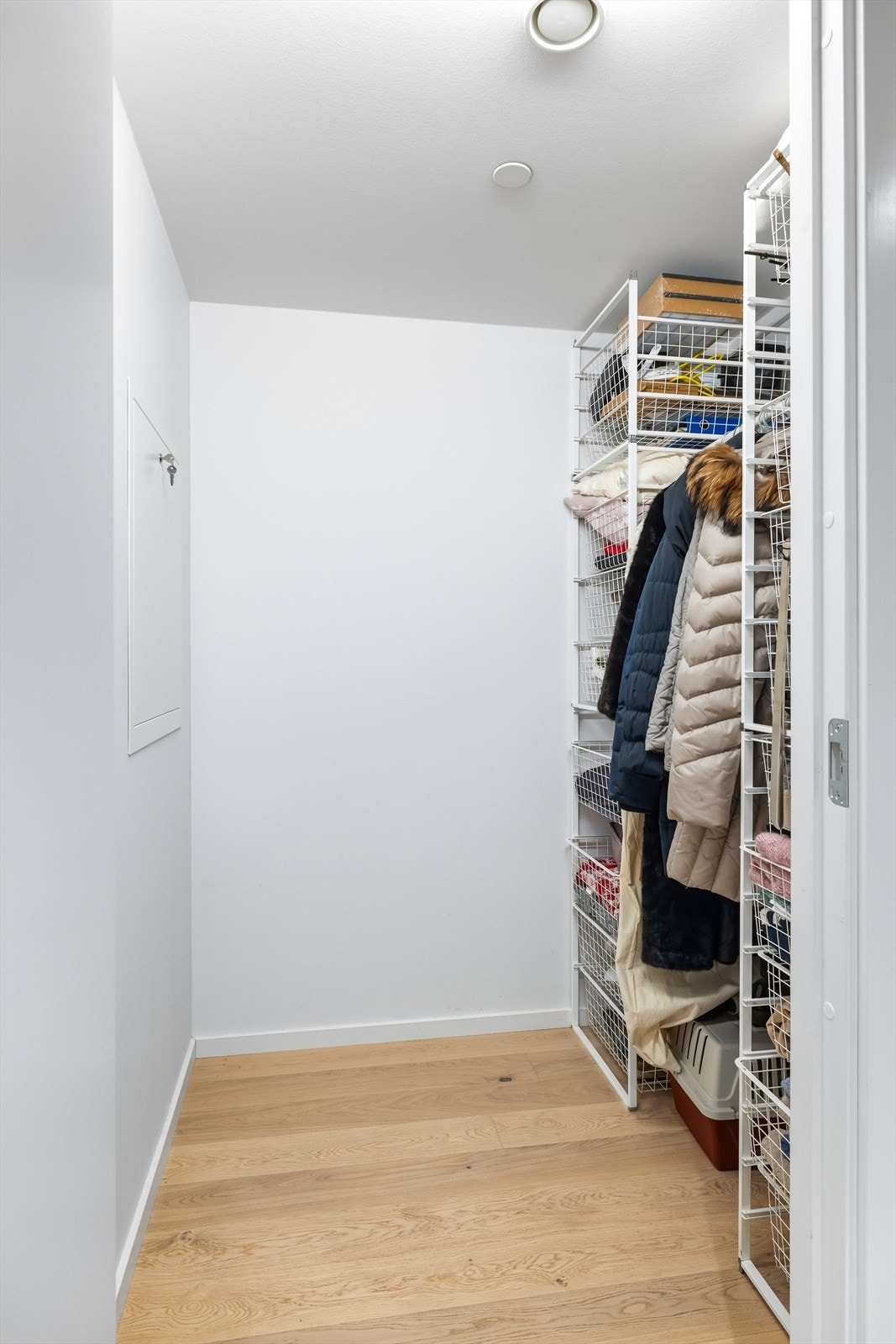 Praktisk innvendig bod som benyttes som garderobe. Galleribilde