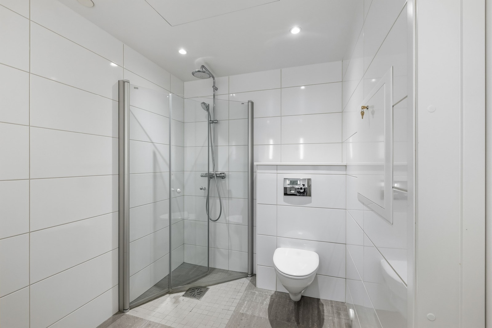 Det er vegghengt toalett, dusj med innfellbare dusjvegger og dusjhjørne med regnfallsdusj. Galleribilde