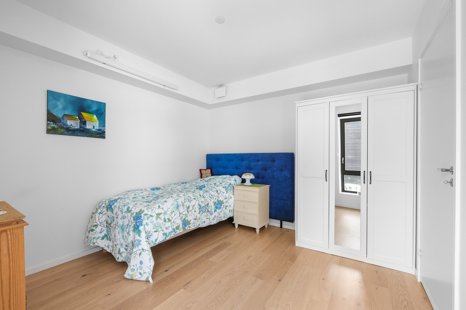 Soverom med garderobeskap. Galleribilde