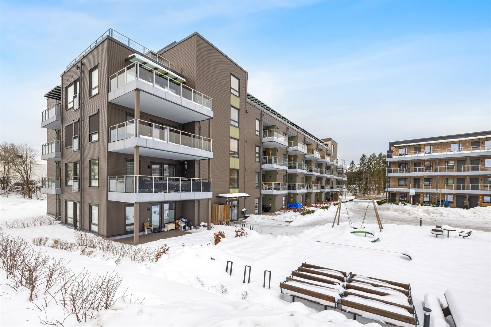 Sameiet har hyggelige fellesområder med sittegrupper og lekeplass. Galleribilde