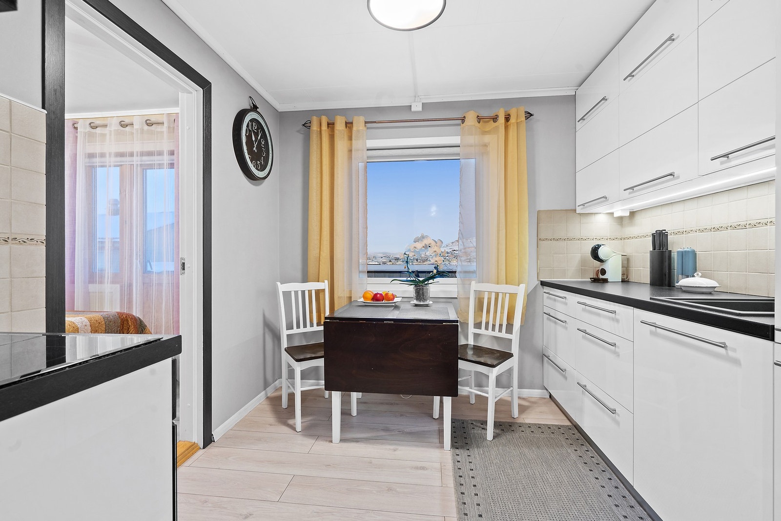 Innredningen inkluderer integrert kjøl/fryseskap, platetopp og stekeovn. Galleribilde