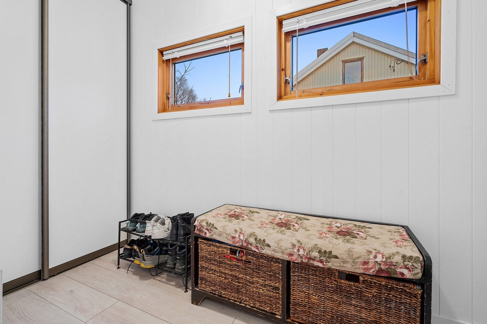 Garderoberom i andre etasje med skyvedørsgarderobe. Galleribilde