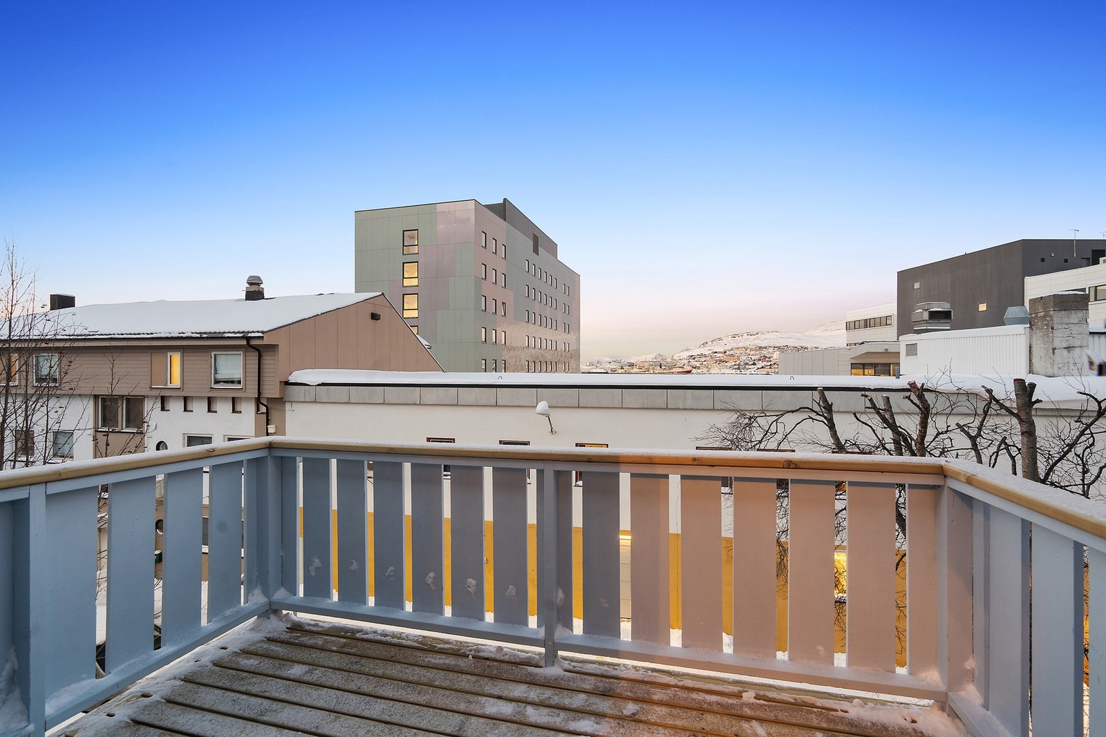 Boligen har totalt 21 m² med balkongareal fordelt på to etasjer. Galleribilde