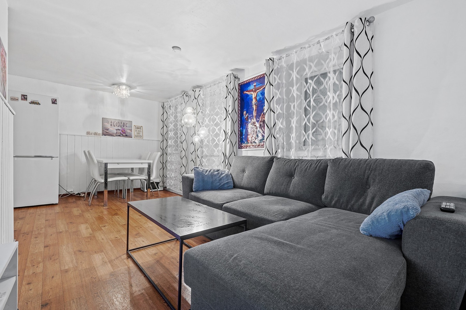 Stue i kjelleren med plass til både sofagruppe og spiseplass. Galleribilde