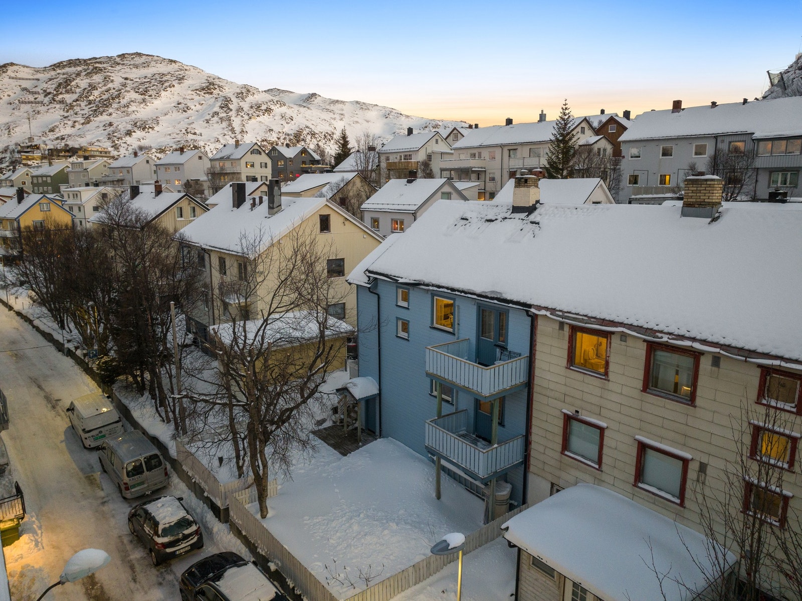 Eiendommen har fasade med liggende bordkledning og balkonger i to etasjer. Galleribilde
