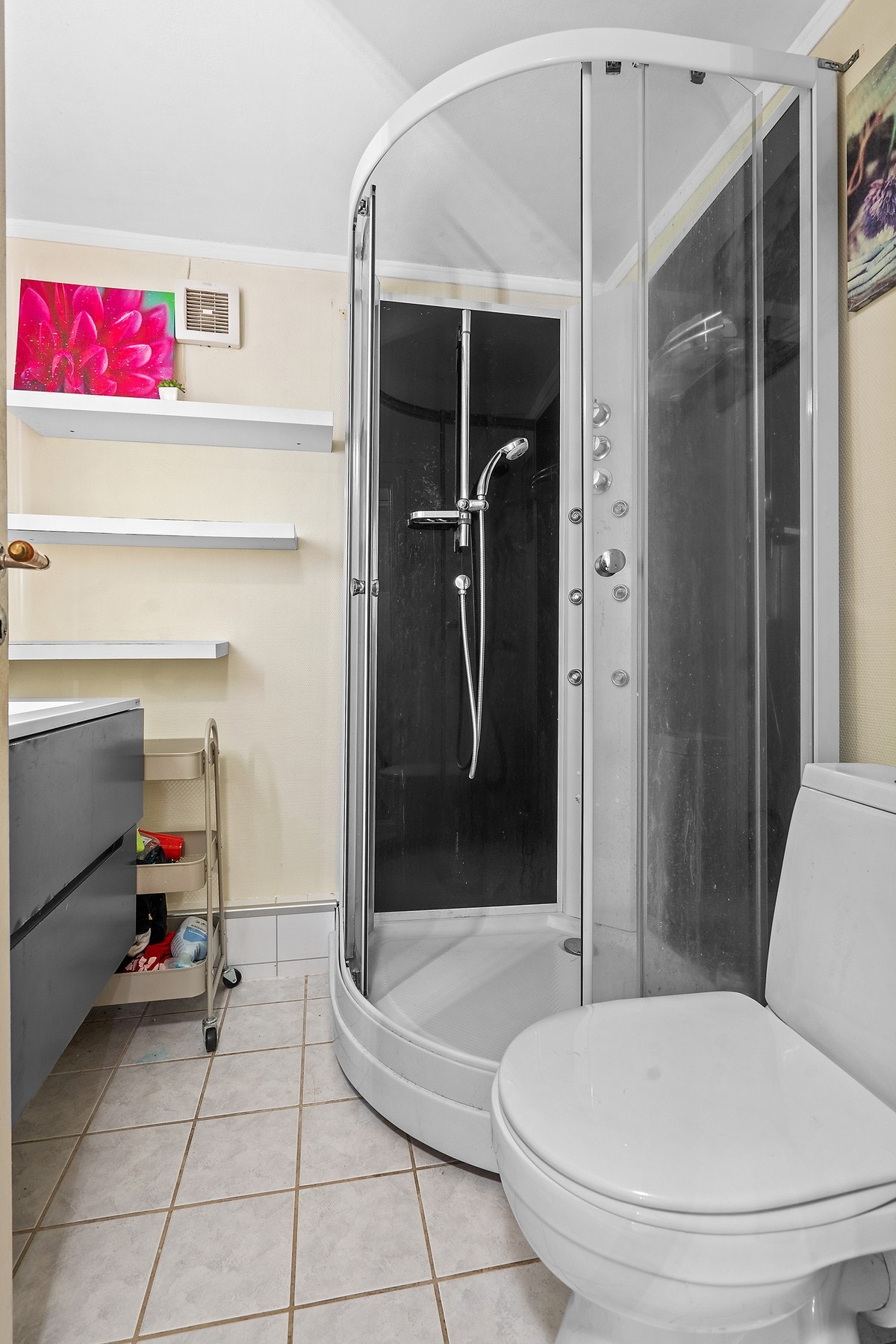 Badet i kjelleren har nyere innredning og dusjkabinett. Galleribilde