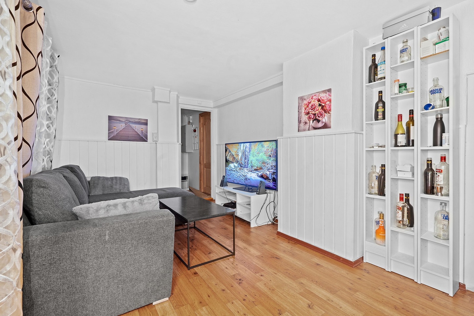 Rommet har parkettgulv og panel på deler av veggen. Galleribilde