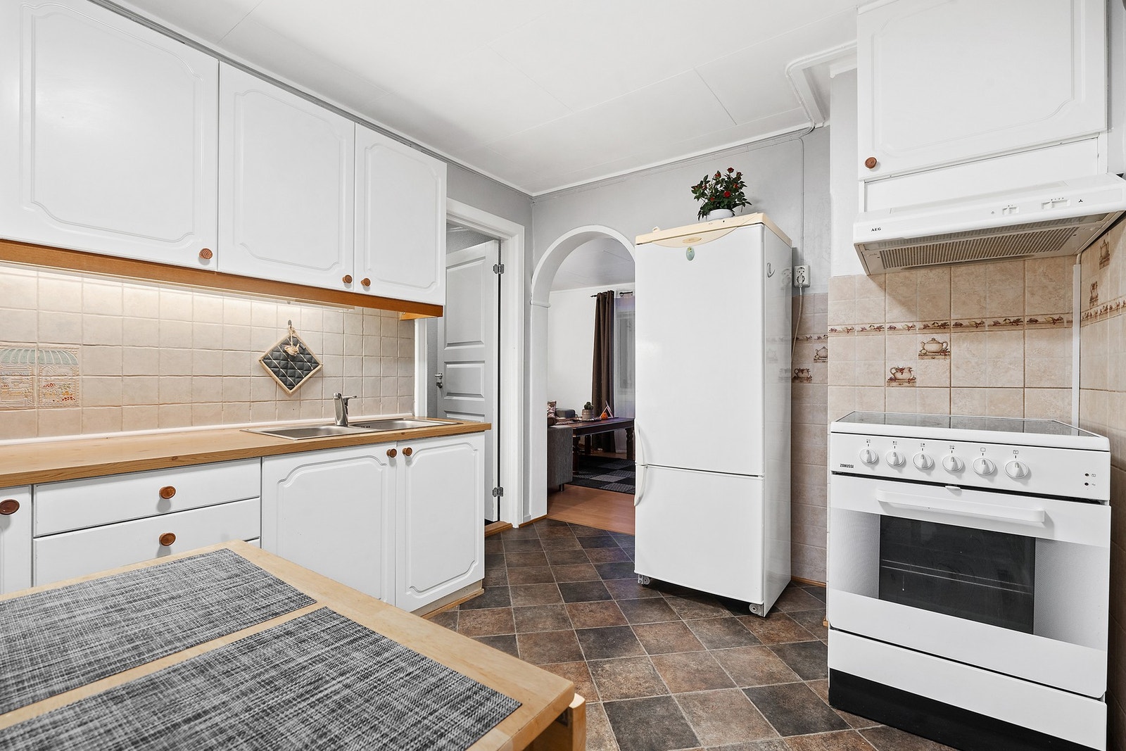 Kjøkkenet er funksjonelt innredet med profilerte fronter og laminat benkeplate. Galleribilde