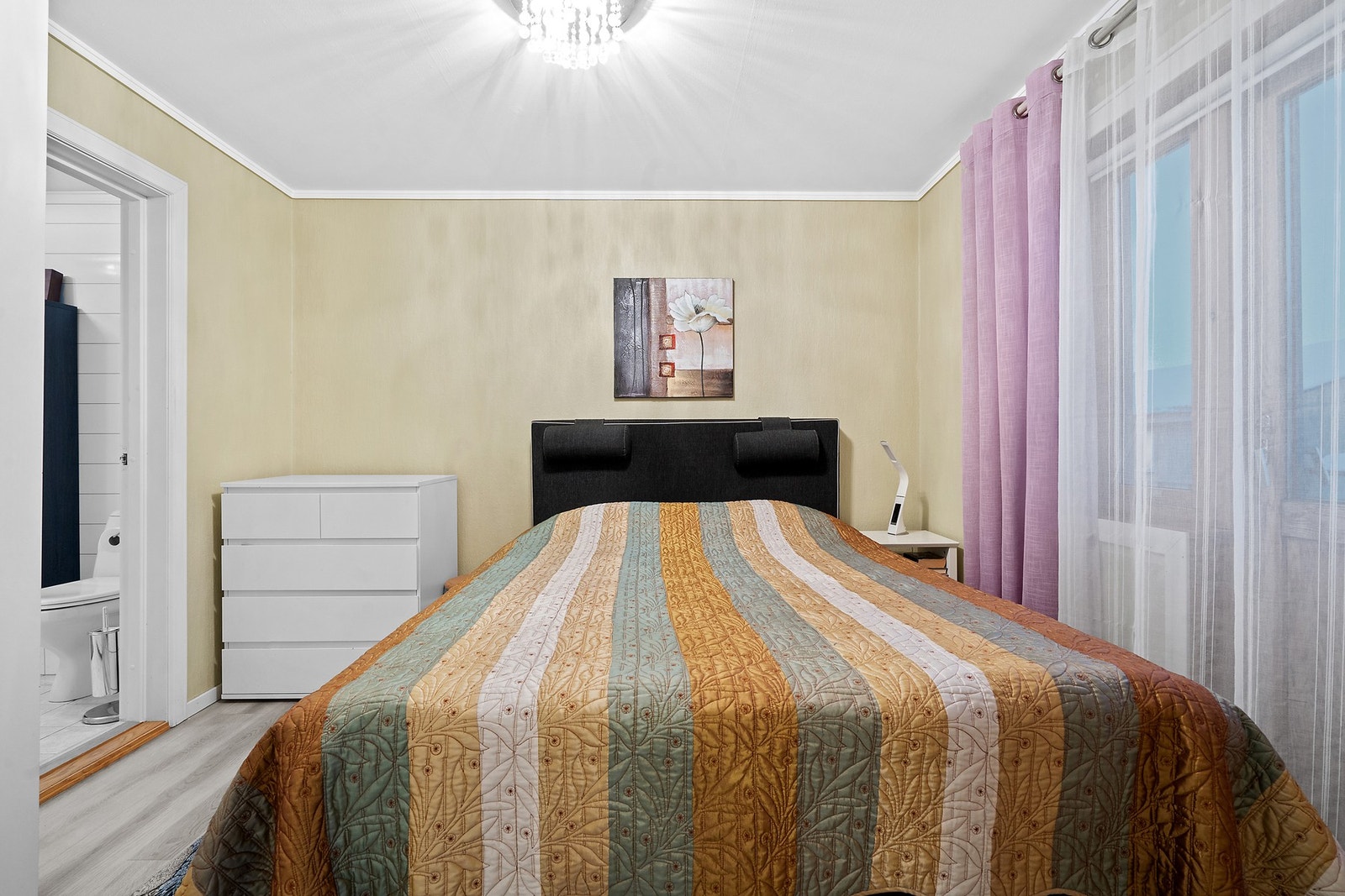 Soverommet i andre etasje er lyst og har god plass til dobbeltseng. Galleribilde