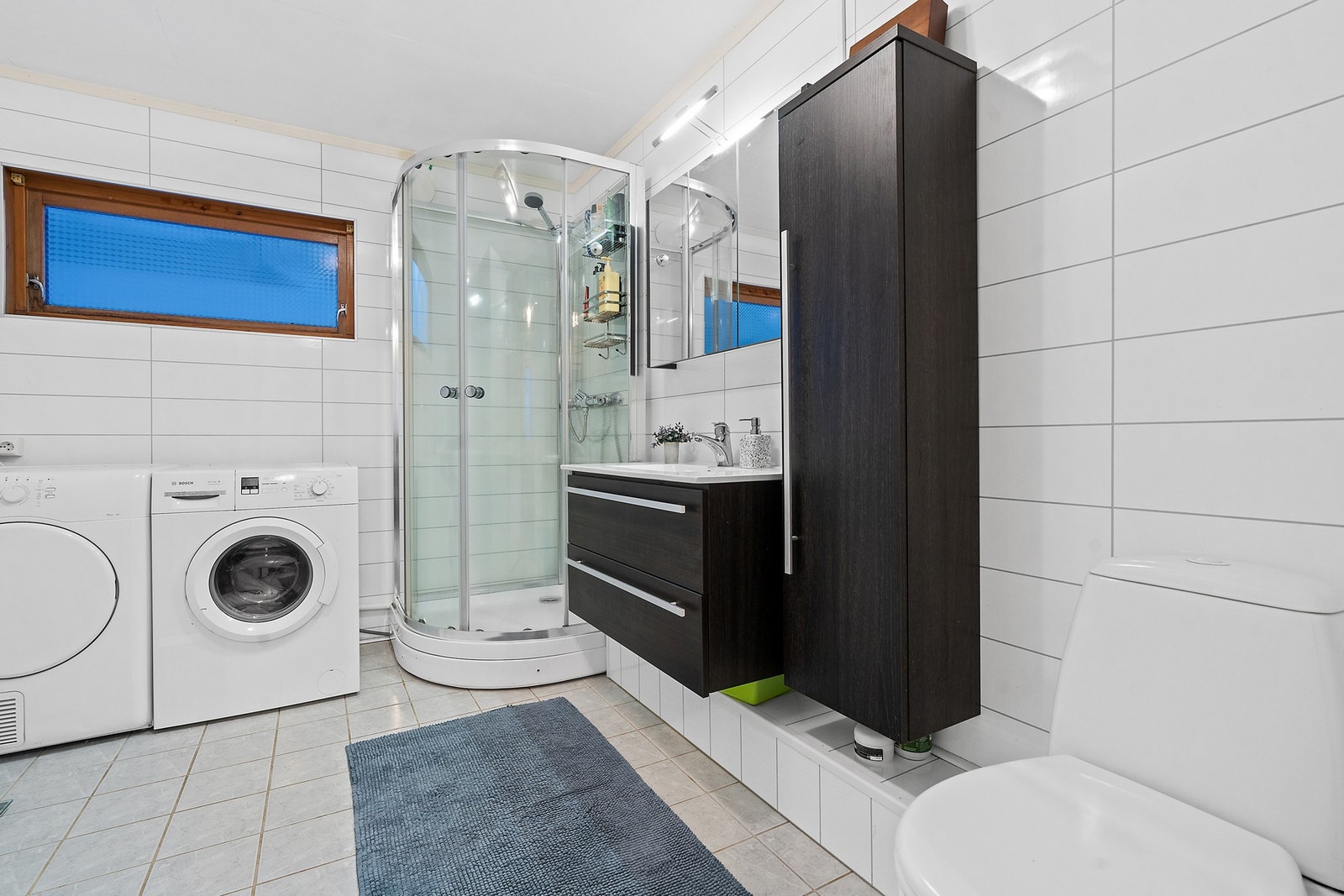 Badet ble oppgradert rundt 2020 med baderomsplater og flislagt gulv med varmekabler. Galleribilde