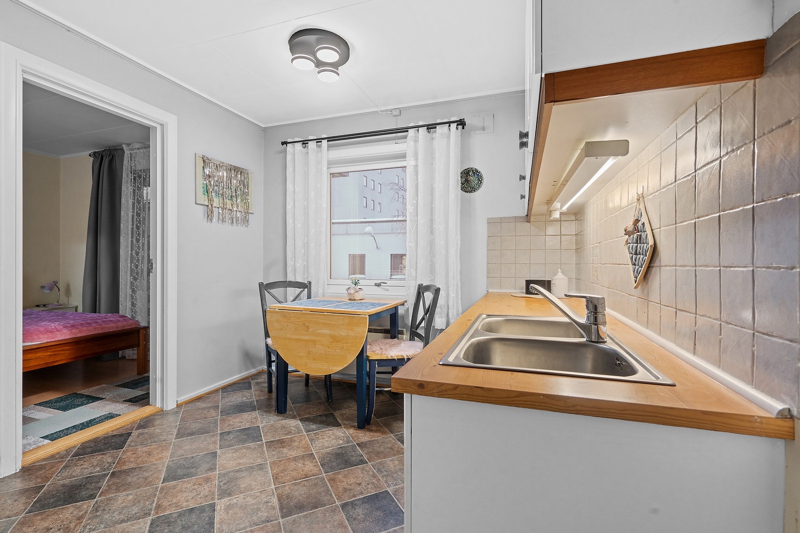 Kjøkken har godt med benkeplass og oppbevaring. Galleribilde