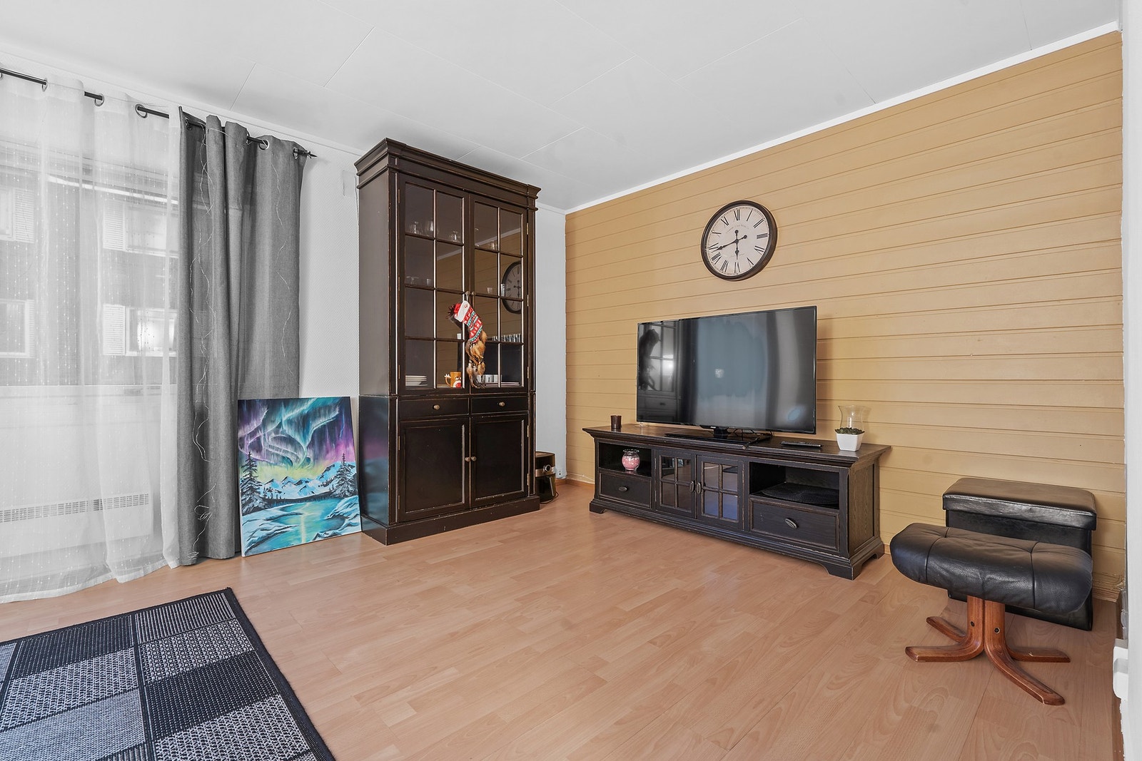 Stuen i første etasje har laminatgulv og god plass til møblering. Galleribilde