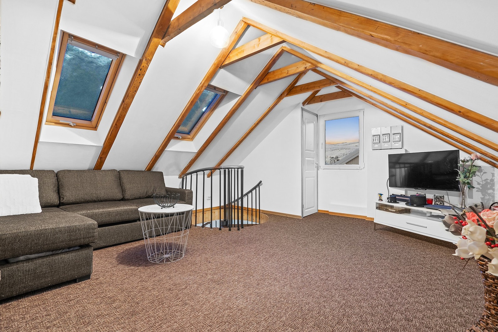 Hele loftsetasjen ble oppgradert i 2021, og har nye vinduer fra 2020. Galleribilde