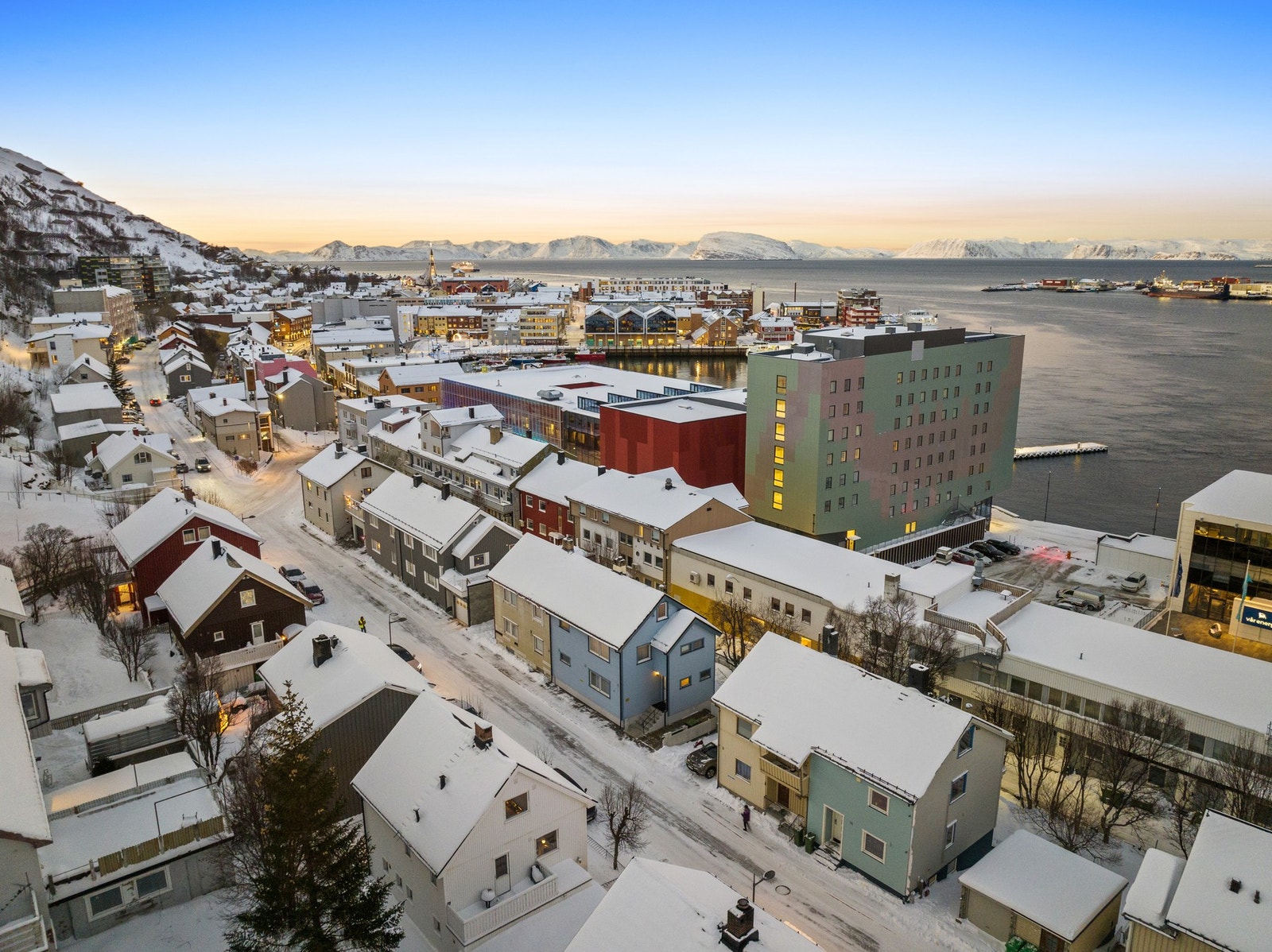 Beliggenheten gir nærhet til servicetilbud som Coop Extra, kun 3 minutter unna. Galleribilde