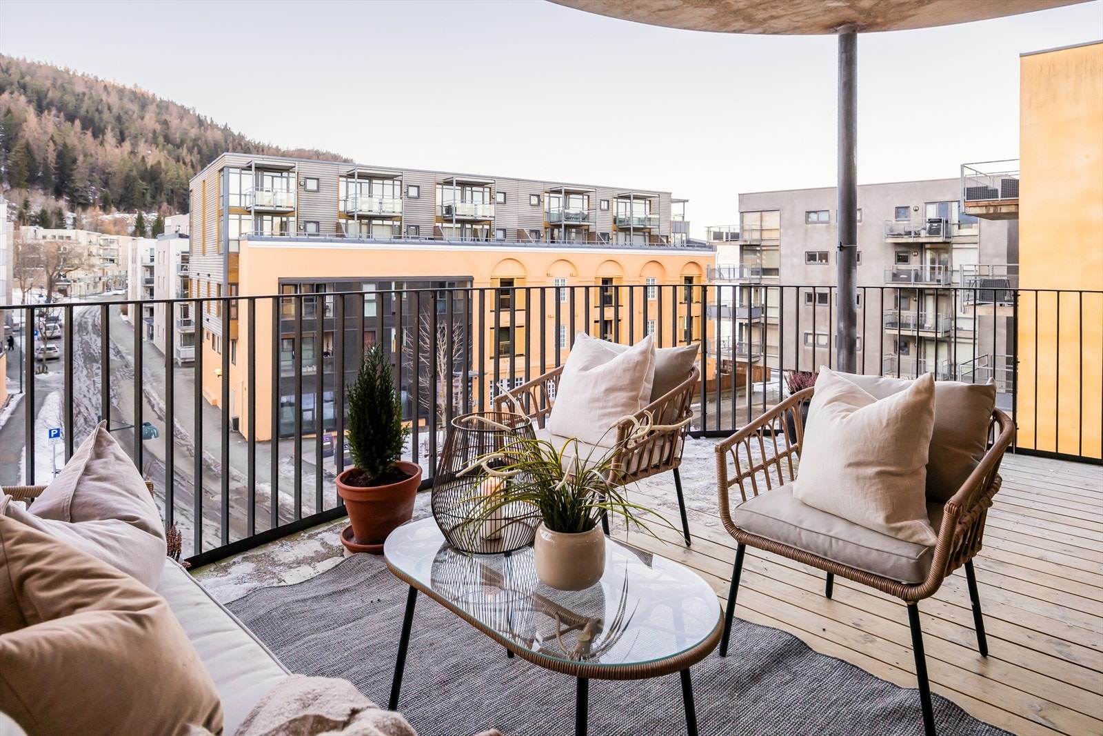 Balkongen måler hele 16m², noe som gir god plass til ønsket møblering. Galleribilde