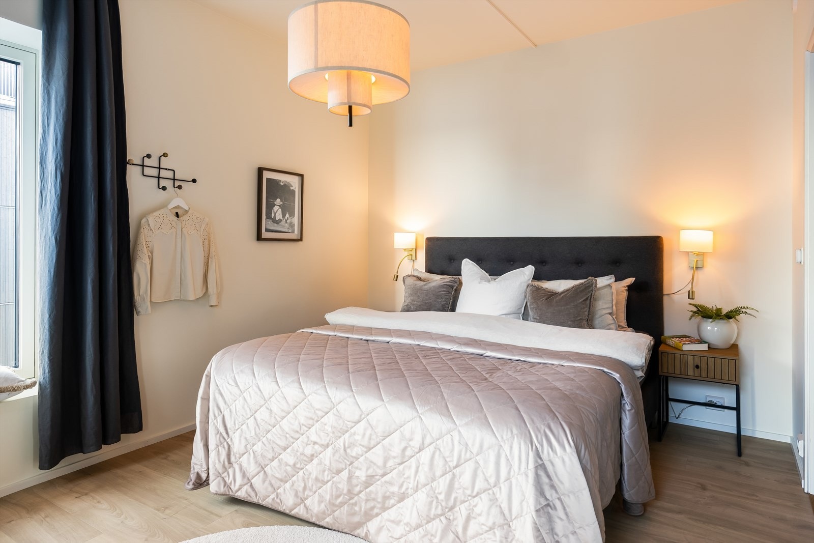 Hovedsoverommet måler hele 15,5². Dette gir god plass til både garderobeskap, dobbeltseng og nattbord på begge sider. Galleribilde