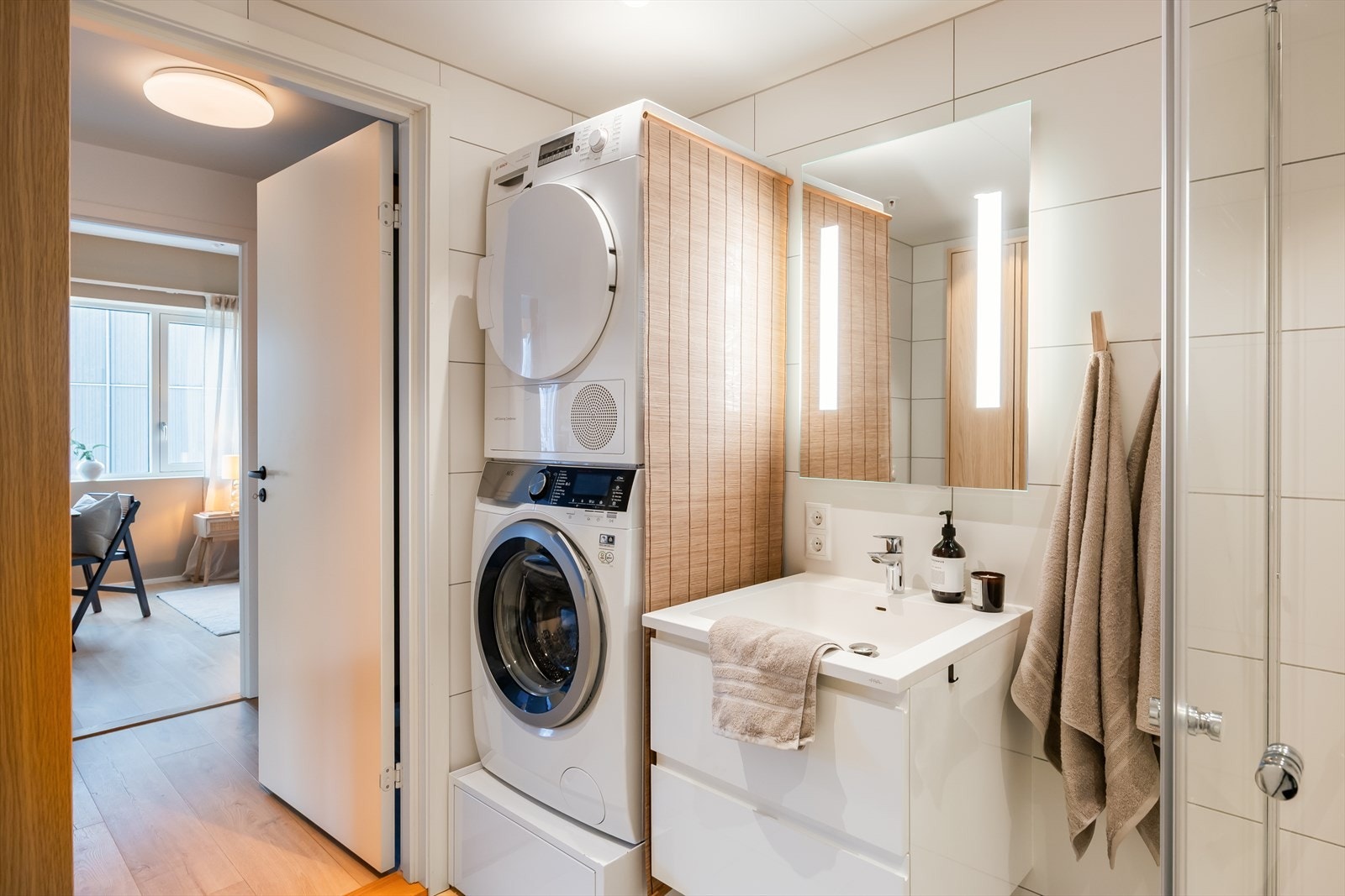 Pent og flislagt bad på 5m² med behagelig gulvvarme. Galleribilde