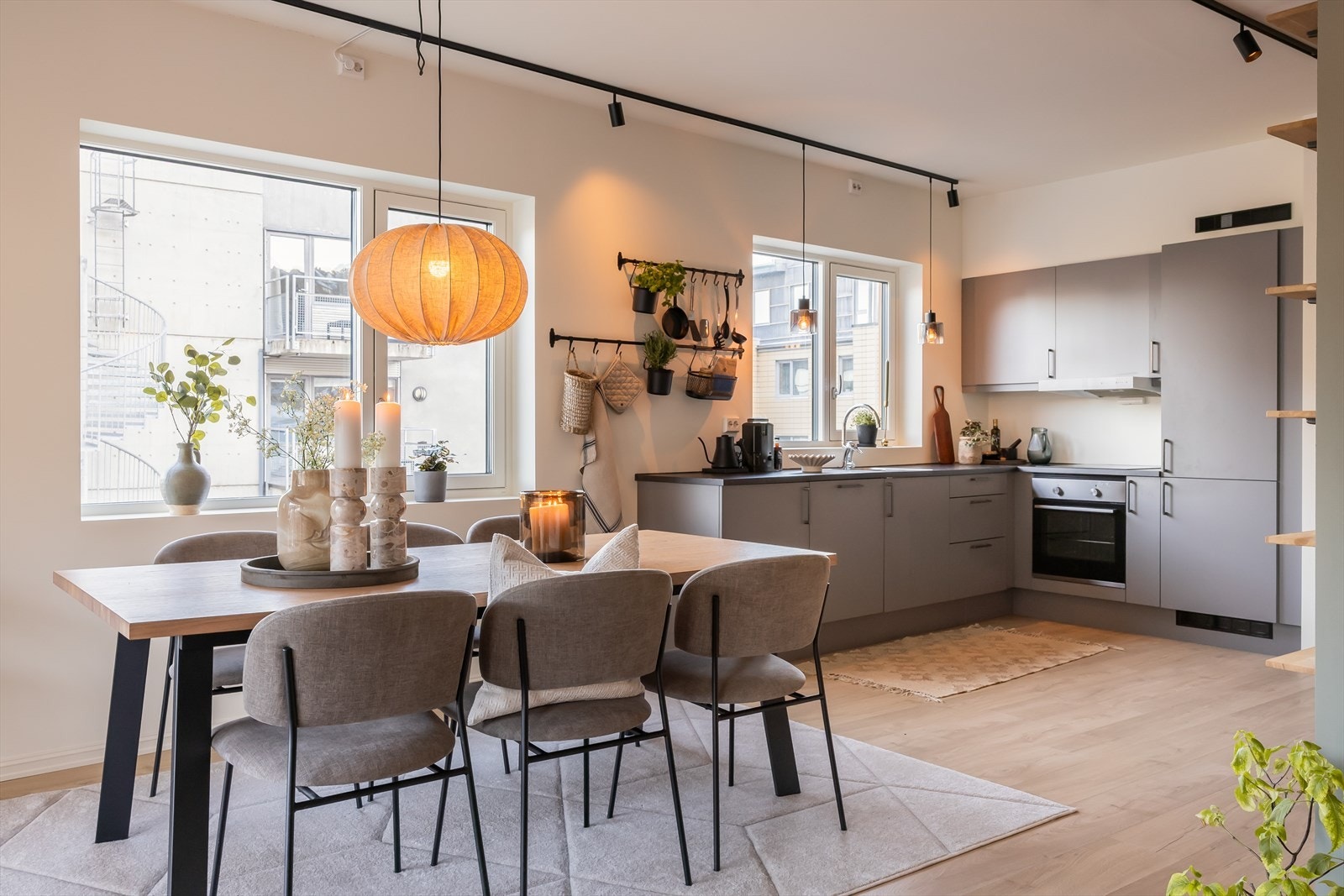 Den åpne stue- og kjøkken løsningen strekker seg over hele 32m². Galleribilde