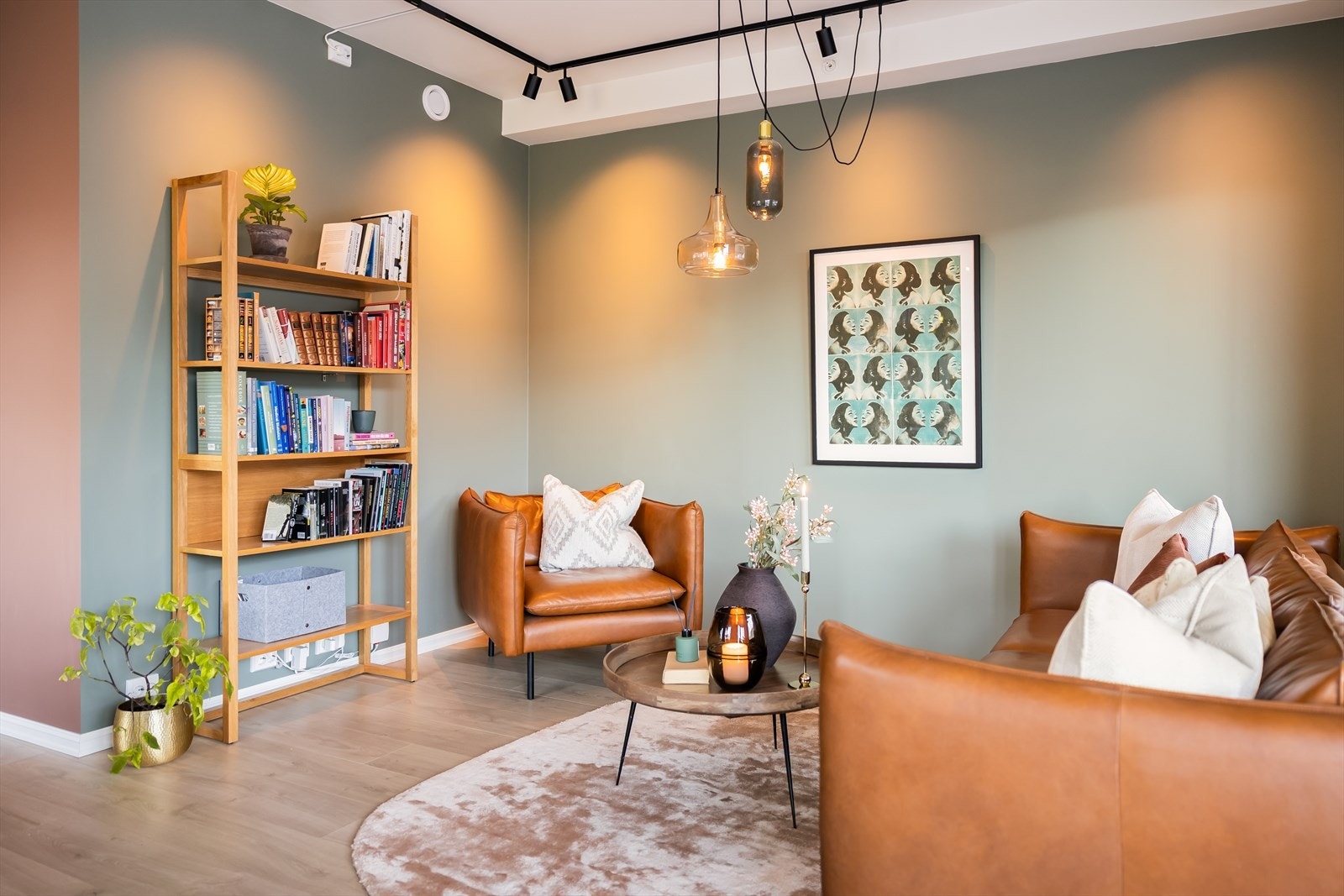 Leiligheten byr på åpen stue- og kjøkkenløsning, bad, balkong, to soverom og entré. Det medfølger også fast parkeringsplass og bod i kjeller for ekstra med lagringsplass. Galleribilde