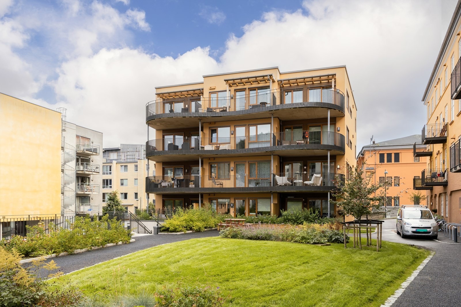 På sommeren har du flotte grøntarealer rett ved leiligheten. Galleribilde