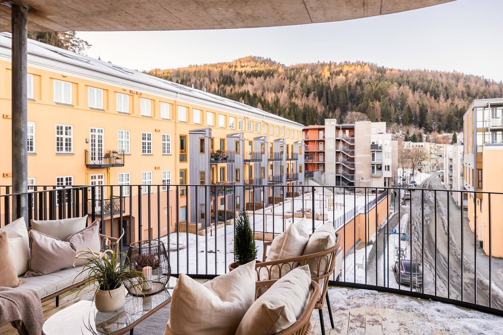 Videre er balkongen vestvendt. Her kan du nyte solnedgangen på varme sommerdager. Galleribilde