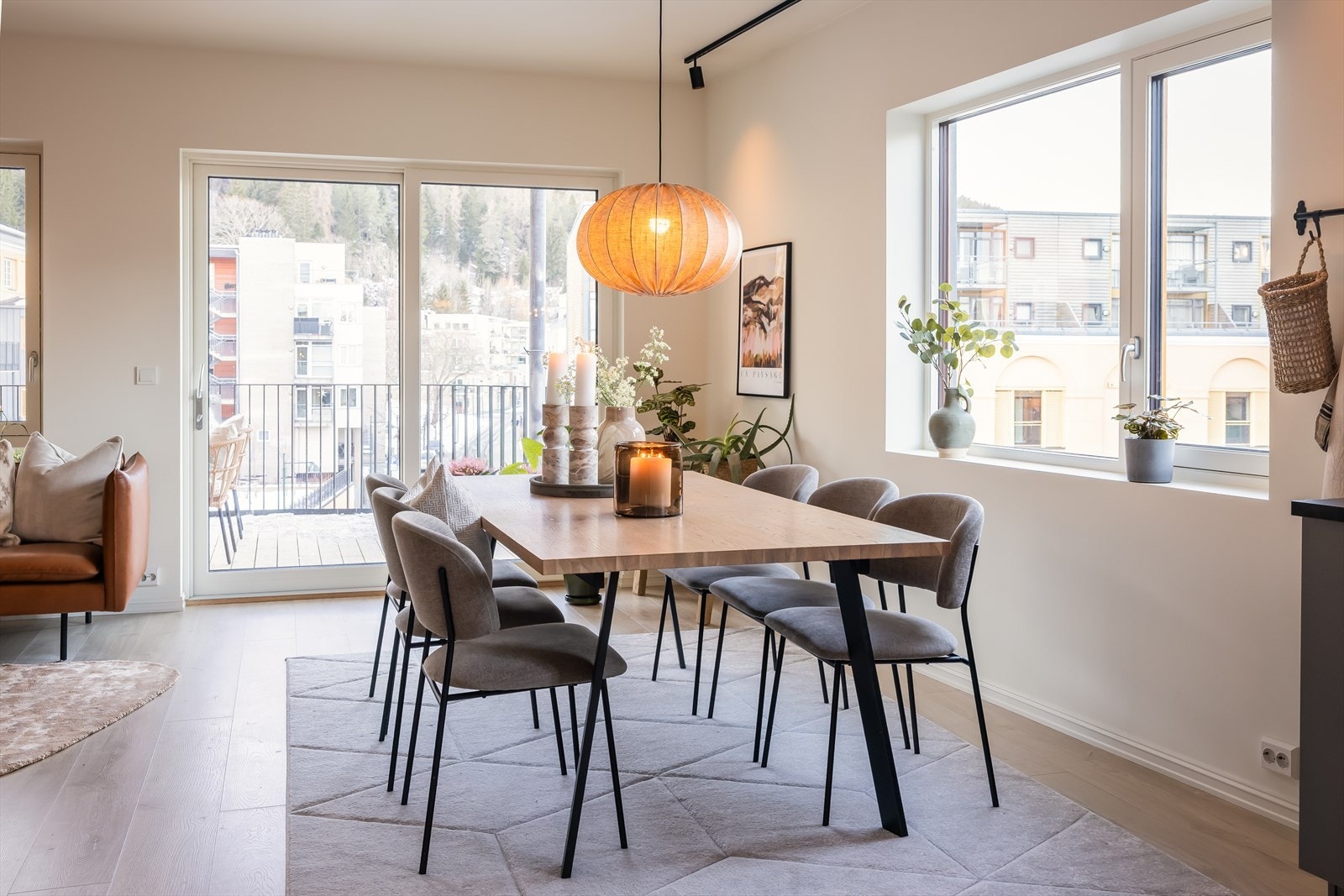 Etter dagens løsning får spiseseksjonen sin naturlige plassering mellom stuen og kjøkkenet. Galleribilde