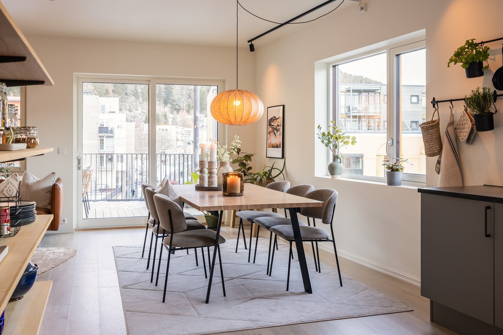 Den attraktive hjørnebeliggenheten, kombinert med rause vindusflater, gir rikelig med naturlig lysinnslipp fra flere himmelretninger. Dette er med på å skape en luftig atmosfære i leiligheten. Verdt å merke seg den gode takhøyden! Galleribilde