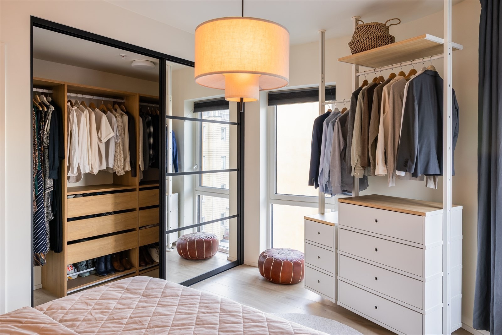 Den praktiske skyvedørsgaredroben medfølger handelen. Garderobeskap er levert av HTH. Galleribilde