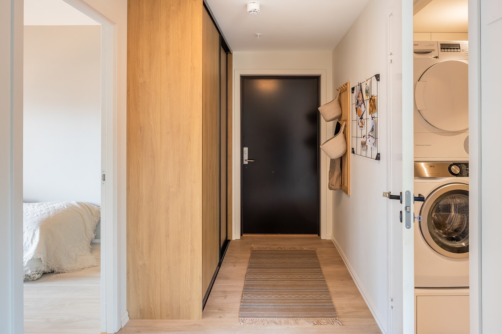 Innbydende og romslig entré på hele 8,5m² med praktisk skyvedørsgarderobe - perfekt for ekstra med lagringsplass. Galleribilde