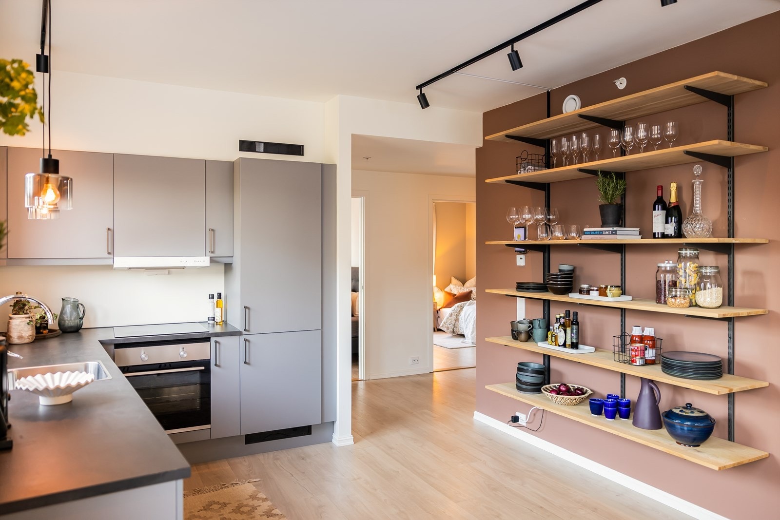 Kjøkkenet har integrerte hvitevarer som oppvaskmaskin, kjøl/fryseskap, stekeovn og platetopp. Disse medfølger handelen. Galleribilde