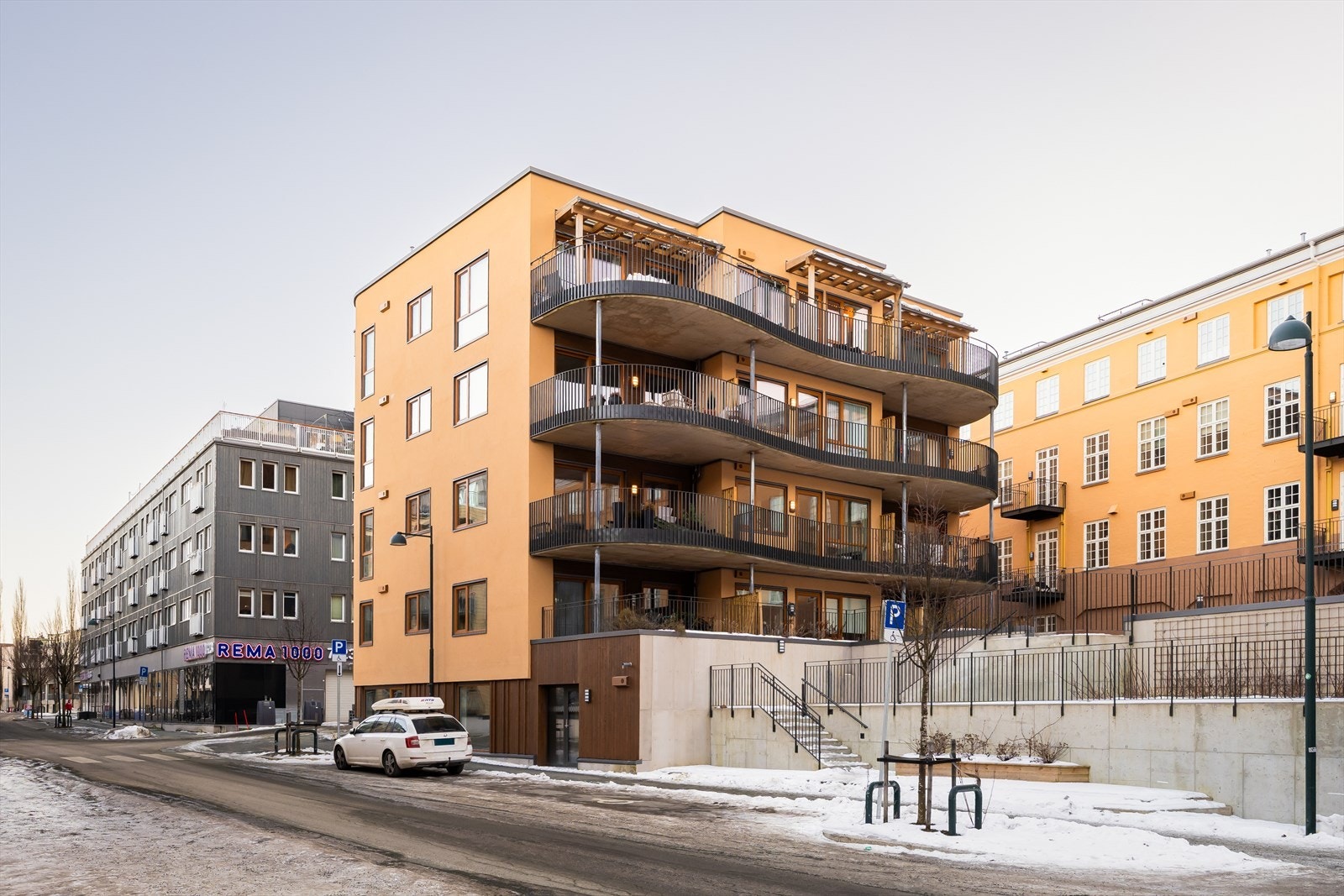 Den attraktive beliggenheten byr på umiddelbar nærhet til alt av servicefasiliteter som blant annet treningssenter, dagligvarer, turmuligheter og restauranter. Galleribilde