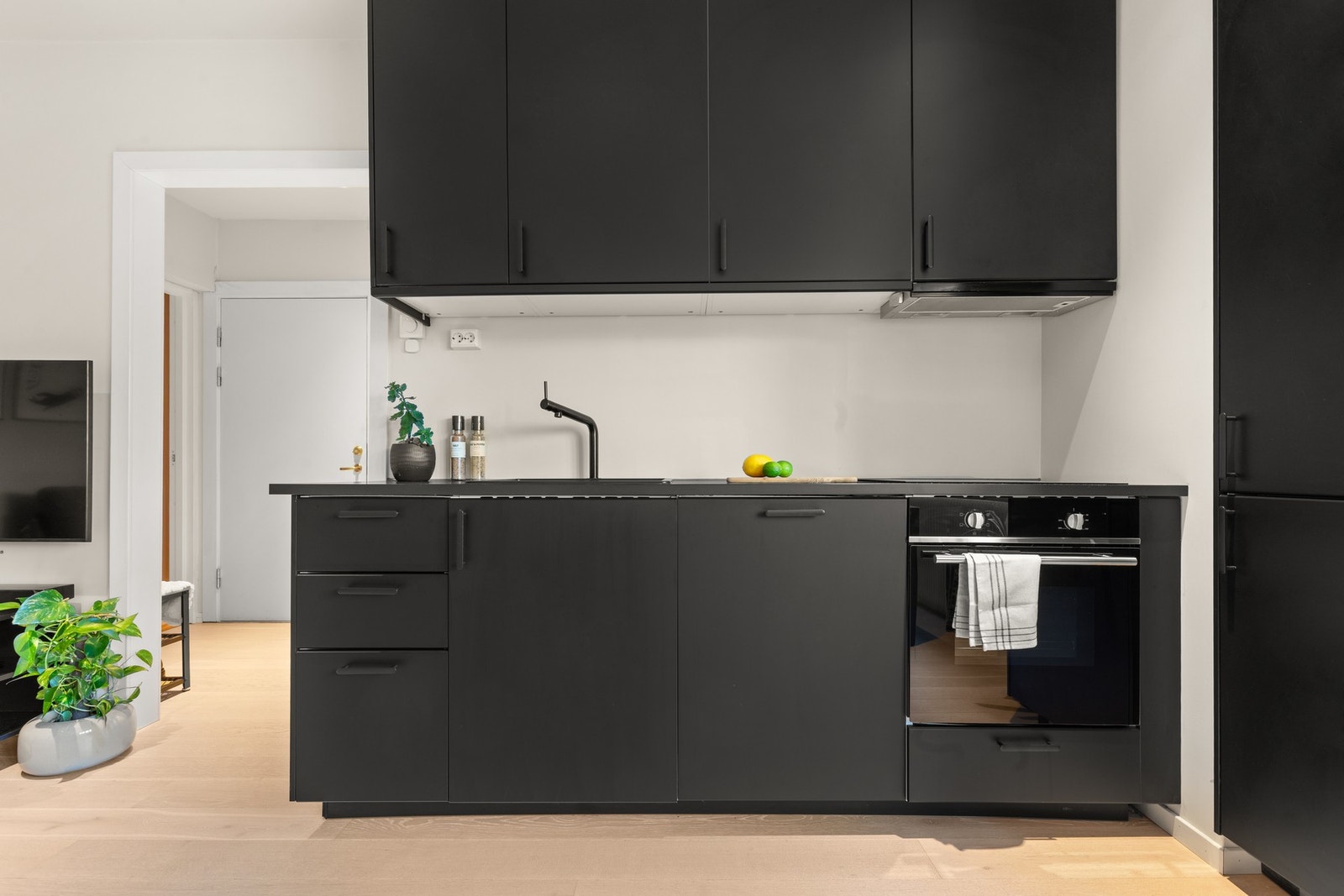 Ikea kjøkkeninnredning fra 2022 med glatte fronter og laminat benkeplater. Galleribilde