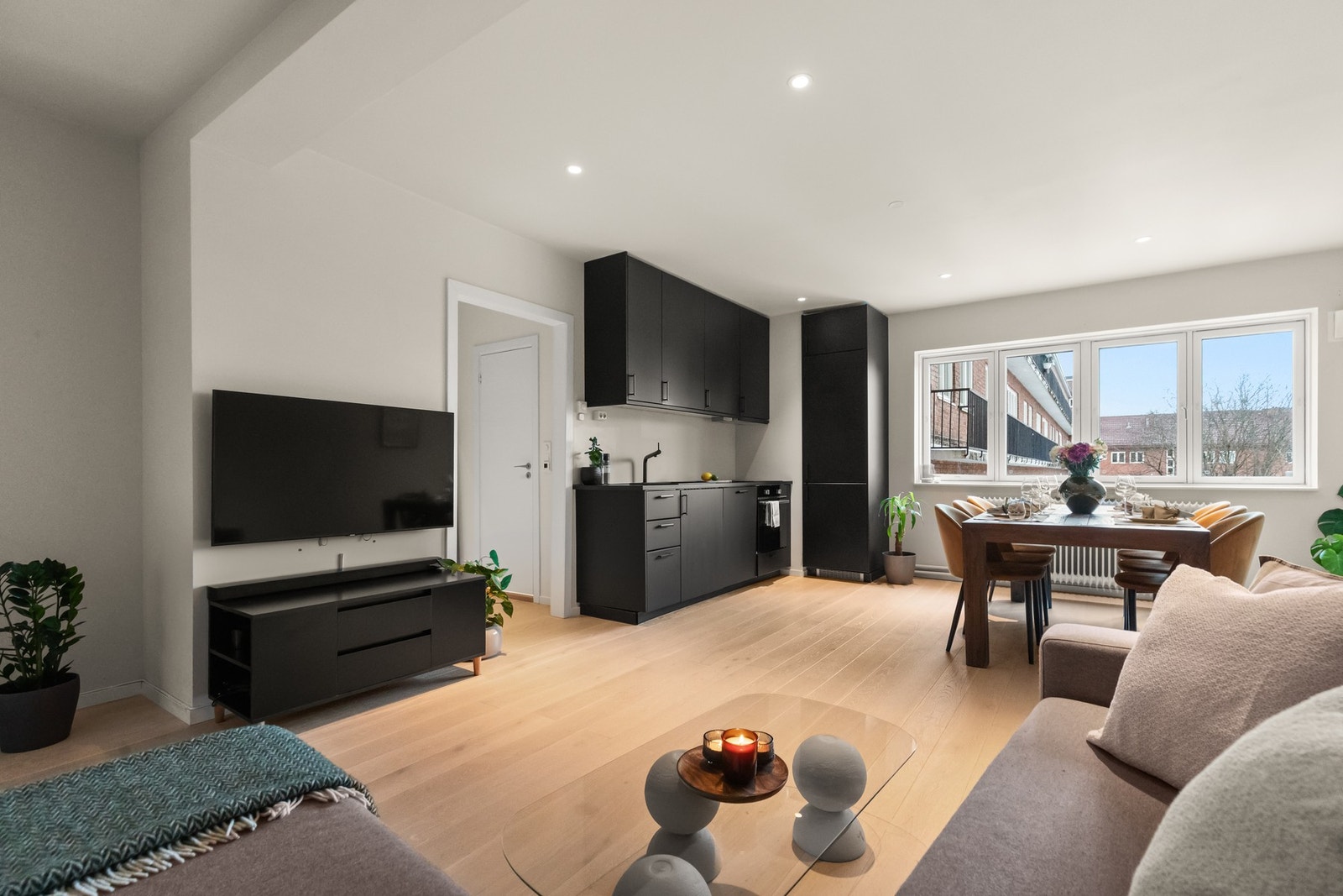 Leiligheten holder en høy standard med gjennomførte materialvalg og smarte løsninger. Den gjennomgående planløsningen gir gode lysforhold og enkel utlufting. Galleribilde