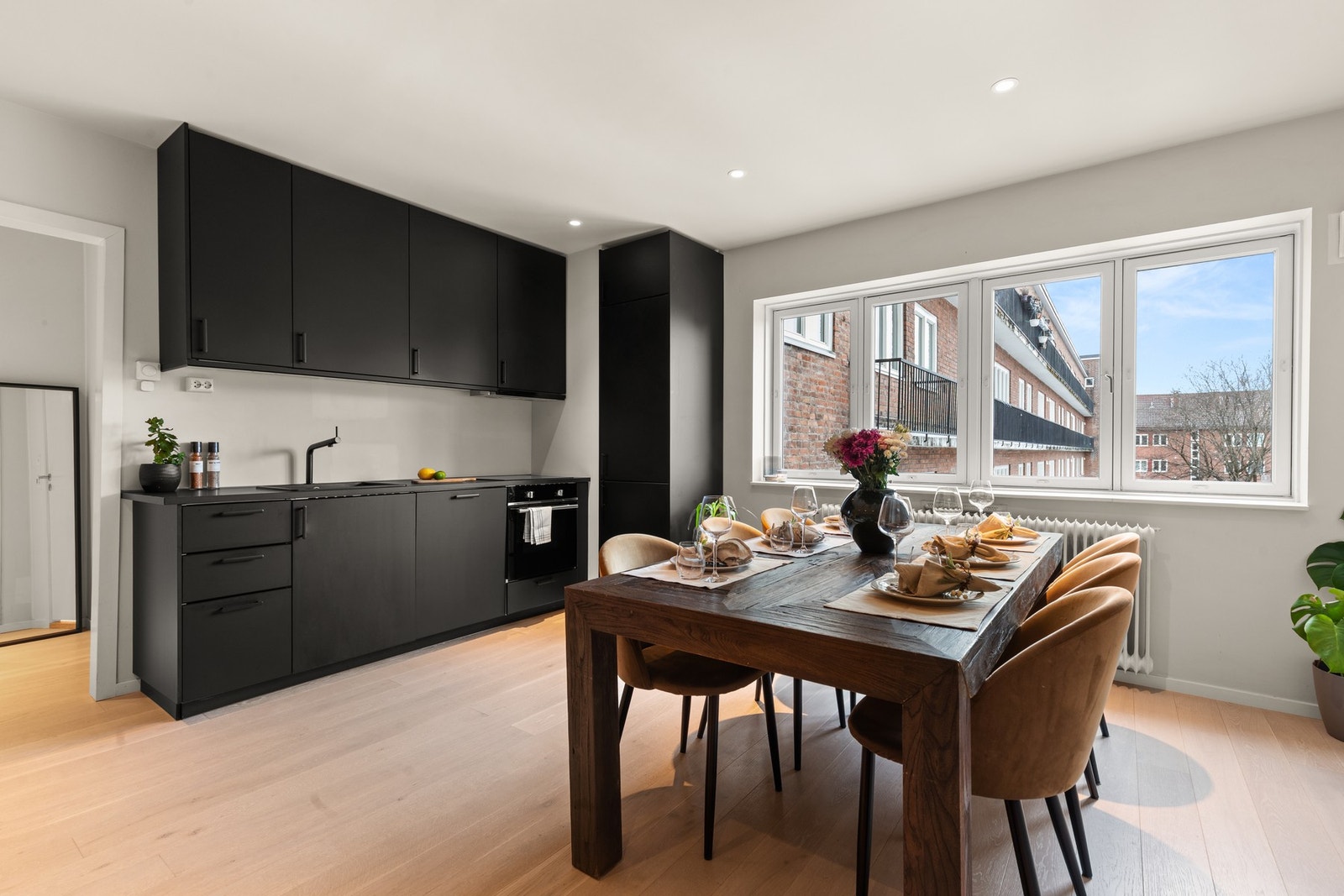 Allrommet har store vinduer som slipper inn godt med dagslys og er fint for gjennomluftig av leiligheten. Galleribilde