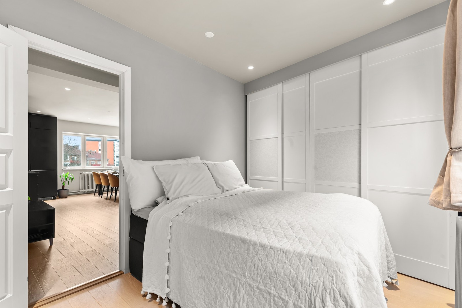 Romslig soverom med skyvedørsgarderobe. Galleribilde