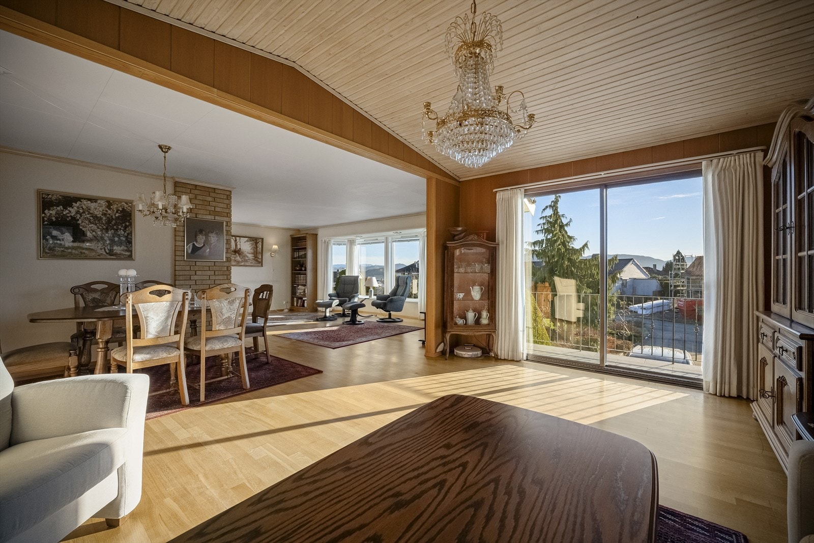 Stor stue med gode vindusflater mot utsikten Galleribilde