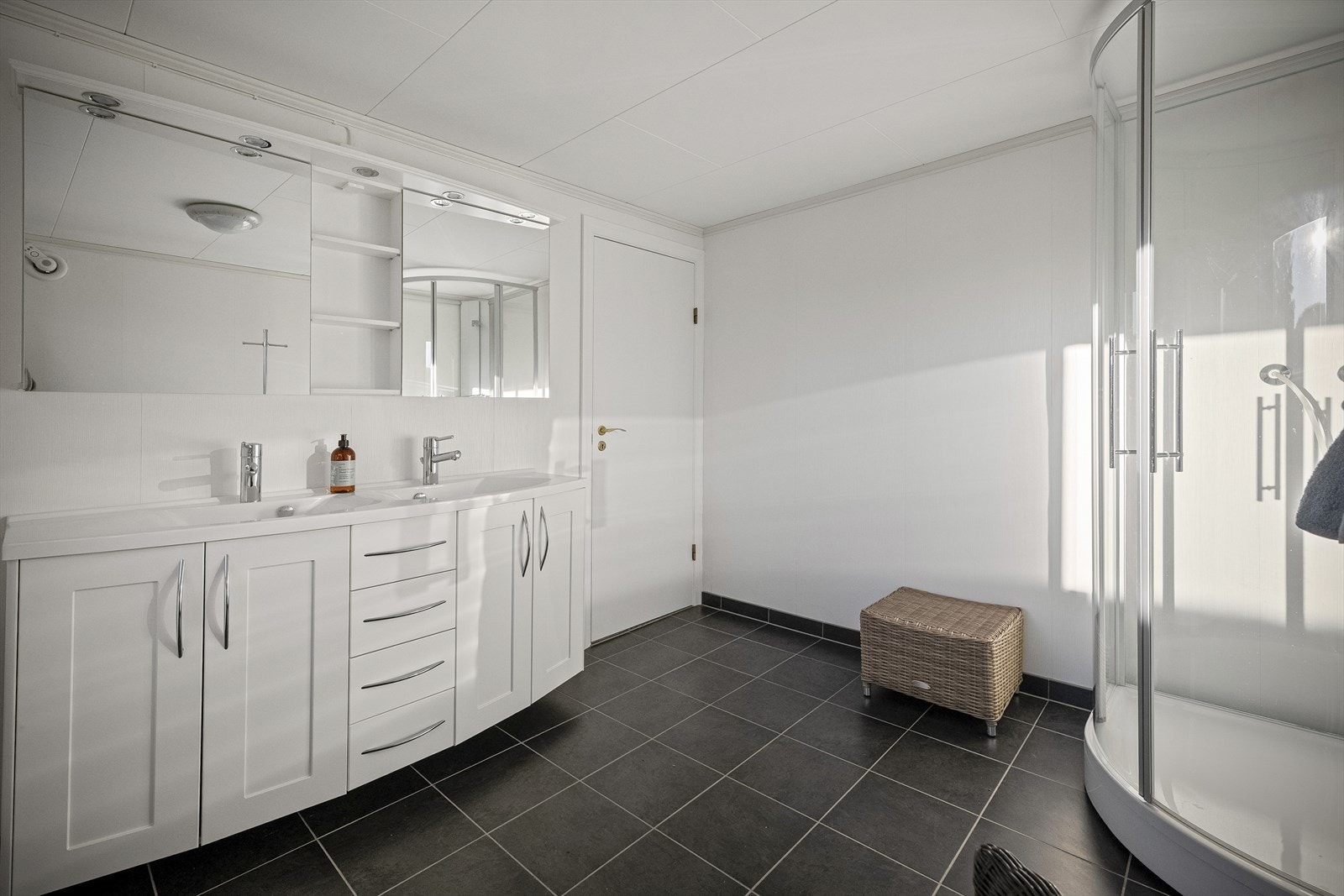 Bad i underteasje Galleribilde