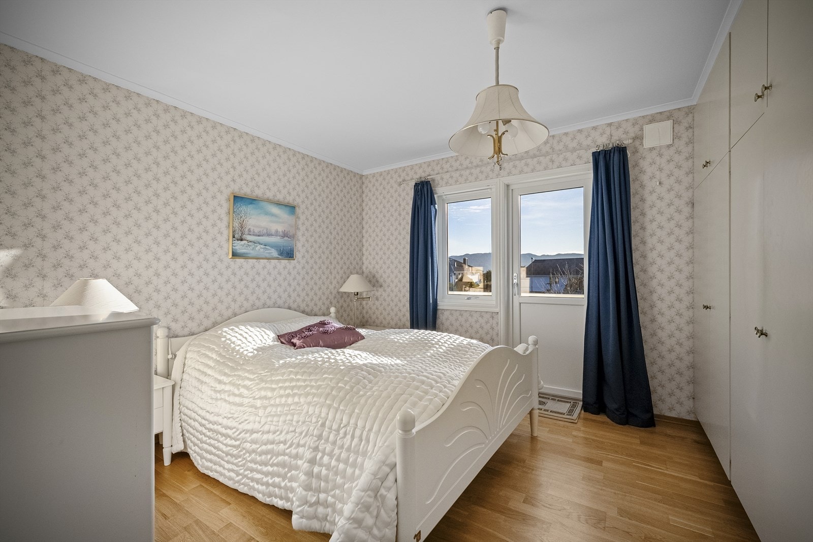 Nyere balkongdør og vindu på soverom Galleribilde